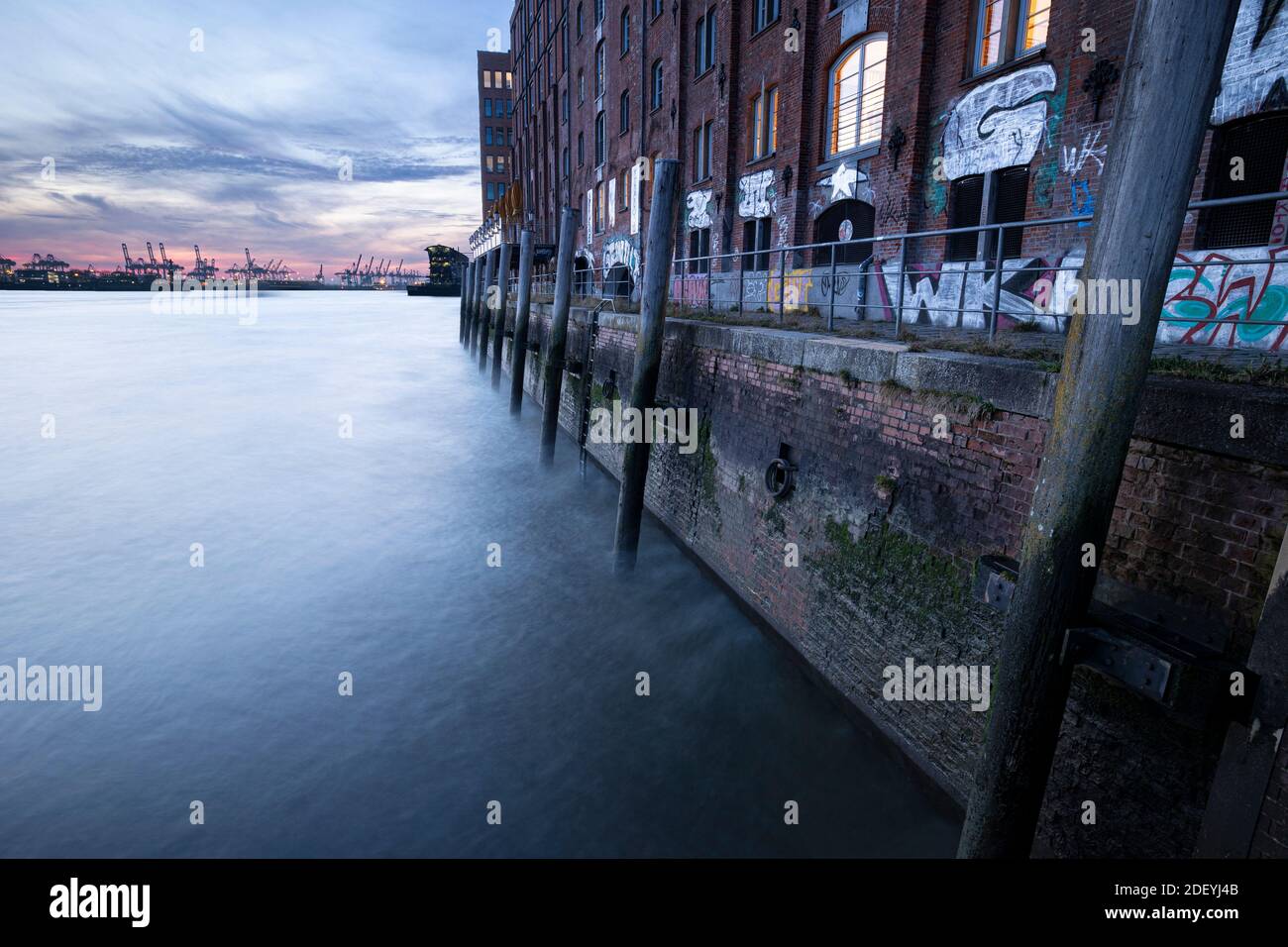 Am Altona Fischmarkt gleich bei der Fischauktionshalle, Hamburg. Backstein Gebäude aus Stein, berühmten Ort. Stockfoto