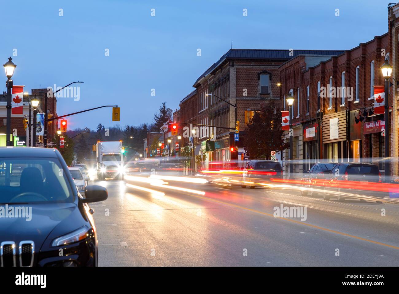 Sykes Street in der Abenddämmerung in der Innenstadt von Meaford, Gray County, Ontario, Kanada. Stockfoto