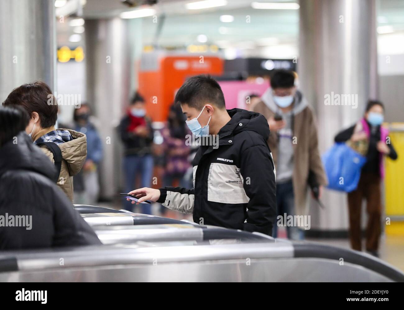 (201202) -- SHANGHAI, 2. Dezember 2020 (Xinhua) -- Passagiere nutzen QR-Code, um die Ticketgebühren in Xujiahui Station der Shanghai Metro Line 1 in Shanghai, Ostchina, 2. Dezember 2020 zu bezahlen. Chinas Metropolen Peking und Shanghai haben einen Service eingeführt, mit dem Metro-Fahrgäste in beiden Städten denselben QR-Code verwenden können, um Fahrkartengebühren zu bezahlen.in China ist es üblich, dass U-Bahn-Fahrgäste einen QR-Code für Zahlungen verwenden, der normalerweise an den Fahrkartenschranken gescannt wird. Die Codes sind jedoch oft auf verschiedenen Apps, die in verschiedenen Städten entwickelt wurden, und können nicht synonym verwendet werden. Der Service, gültig am Dienstag, ein Stockfoto
