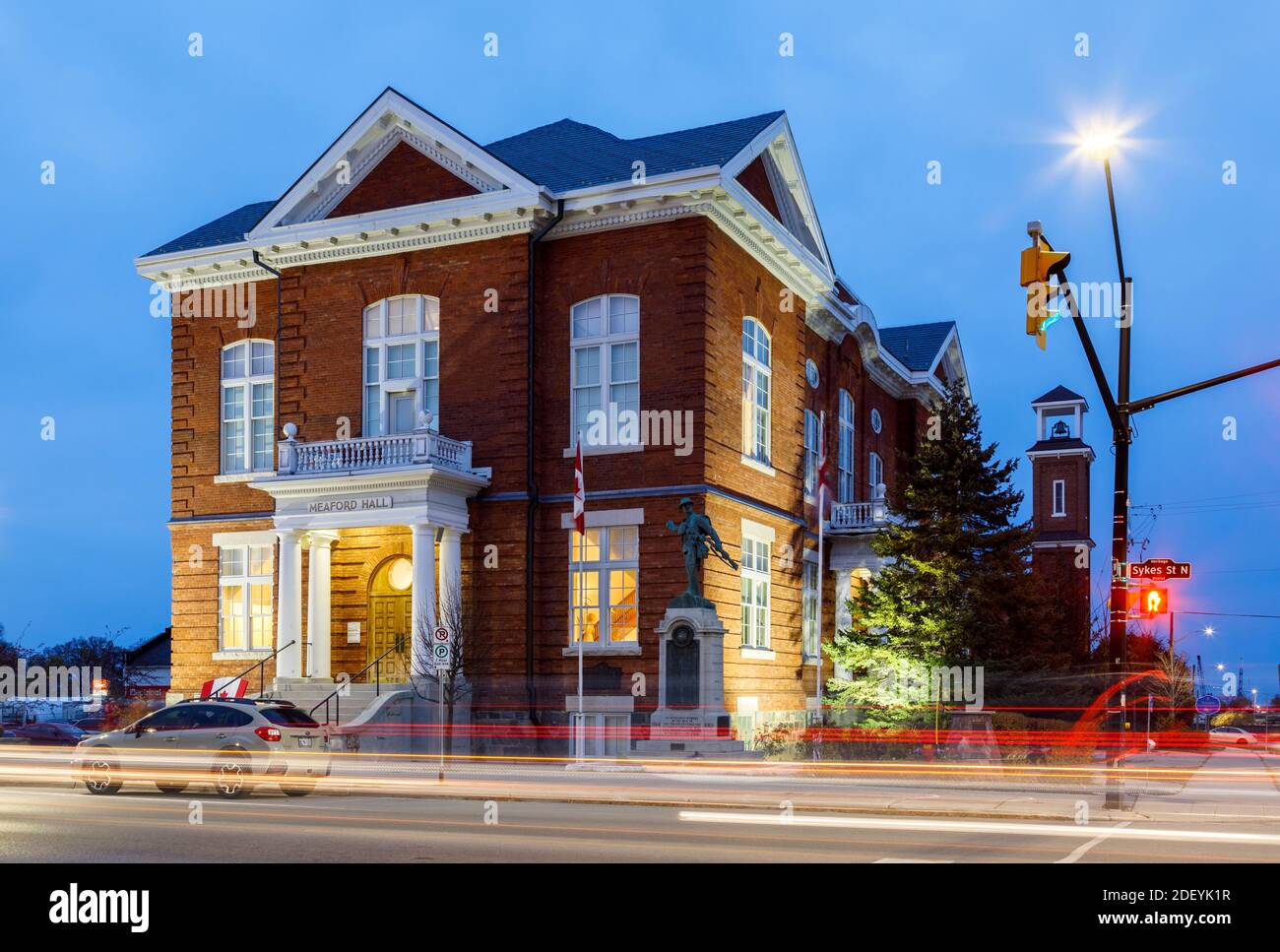 Meaford Hall entlang der Sykes Street in der Abenddämmerung in der Innenstadt von Meaford, Gray County, Ontario, Kanada. Stockfoto
