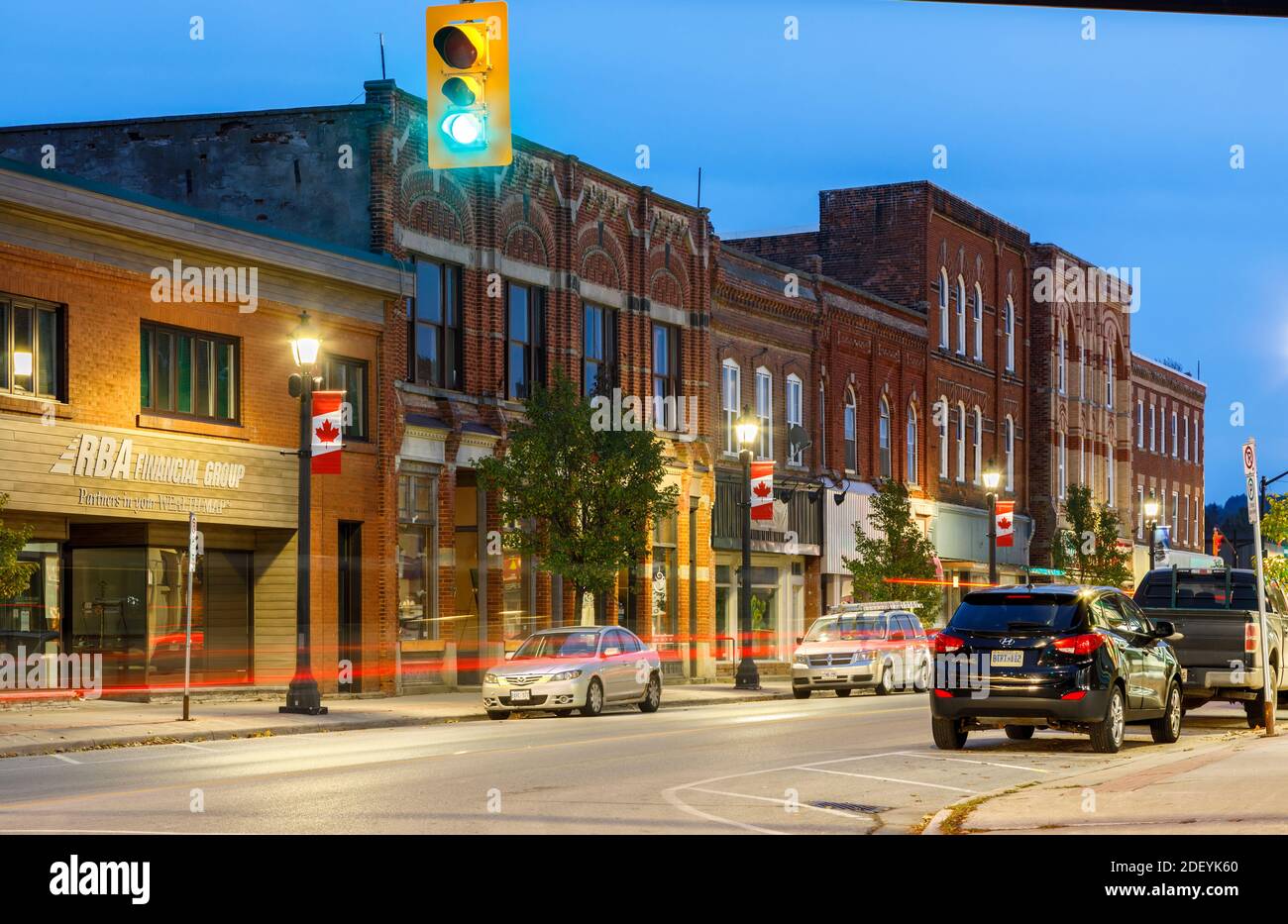 Historische Gebäude entlang der Sykes Street in der Abenddämmerung in der Innenstadt von Meaford, Gray County, Ontario, Kanada. Stockfoto