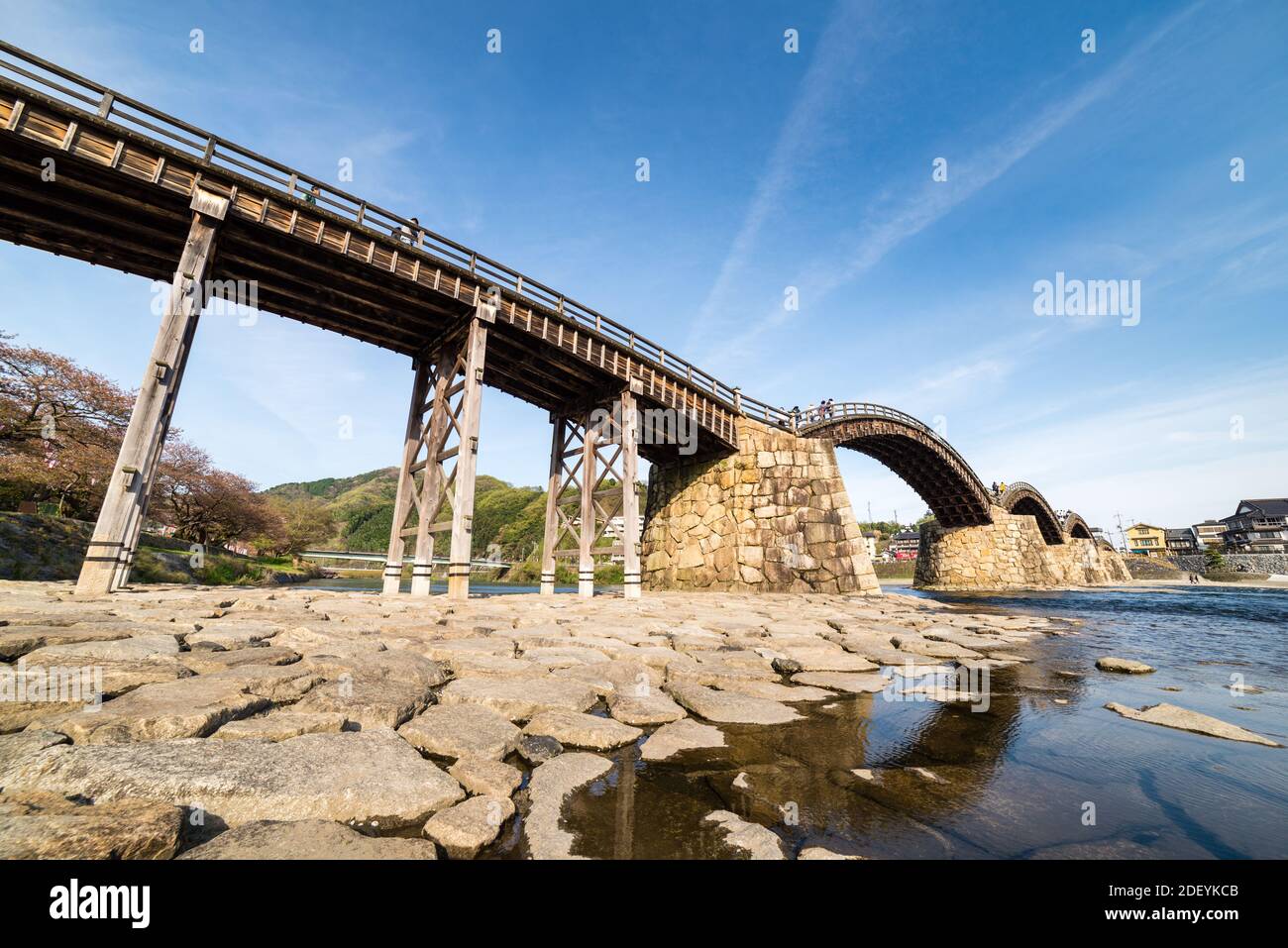 Blick auf die alte Kintai Brücke von der Flussseite aus gesehen In Iwakuni Stockfoto