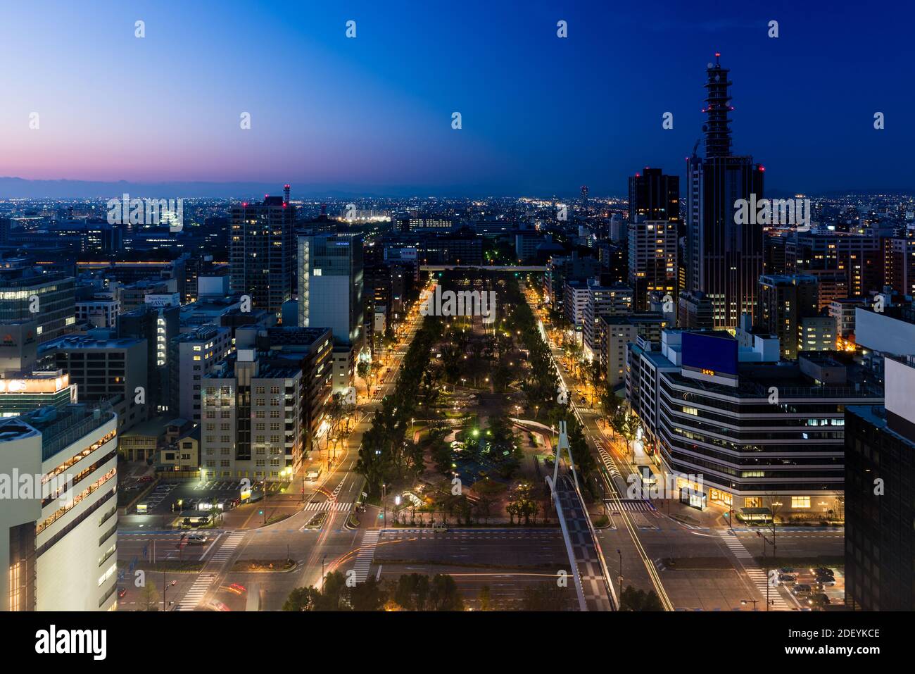 Skyline von Nagoya mit Autospuren und Stadtlichtern in der Abenddämmerung Stockfoto