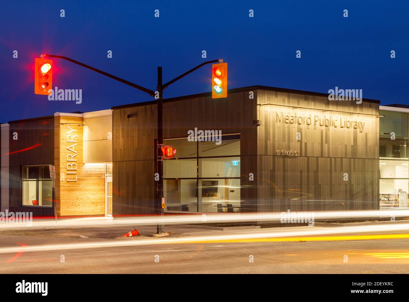 Die Meaford Public Library Sykes Street in der Abenddämmerung in der Innenstadt von Meaford, Gray County, Ontario, Kanada. Stockfoto