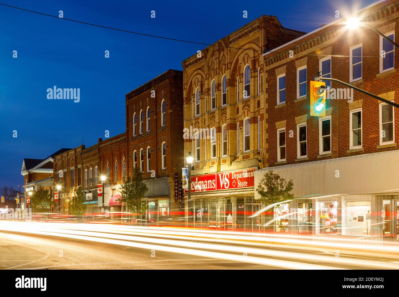 Historische Gebäude entlang der Sykes Street in der Abenddämmerung in der Innenstadt von Meaford, Gray County, Ontario, Kanada. Stockfoto