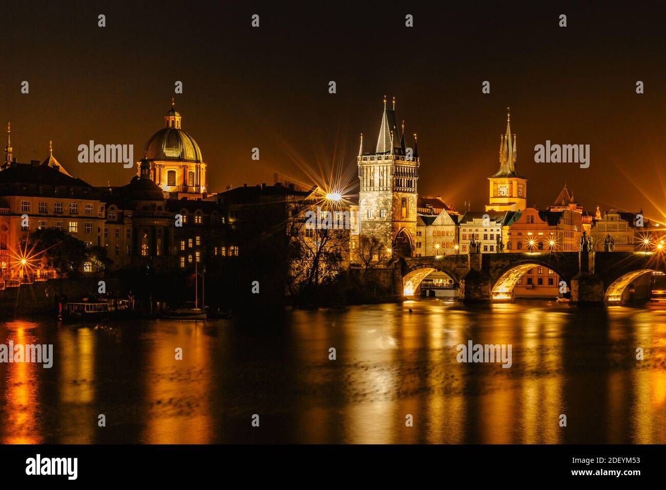 Beleuchtete Karlsbrücke, Karluv spiegelt sich am meisten in der Moldau. Abendpanorama von Prag, Tschechische Republik. Lange Belichtung Stadtlichter.erstaunlich Stockfoto