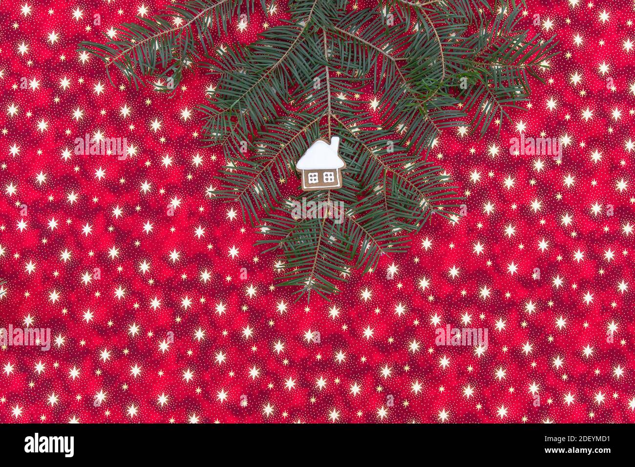 Weihnachtsbaum Zweig mit hausgemachten Lebkuchen Kopie Raum dekoriert.saisonal Winter kreatives Konzept.Bereiten Sie sich auf Familienurlaub.Festliche Dekoration Stockfoto