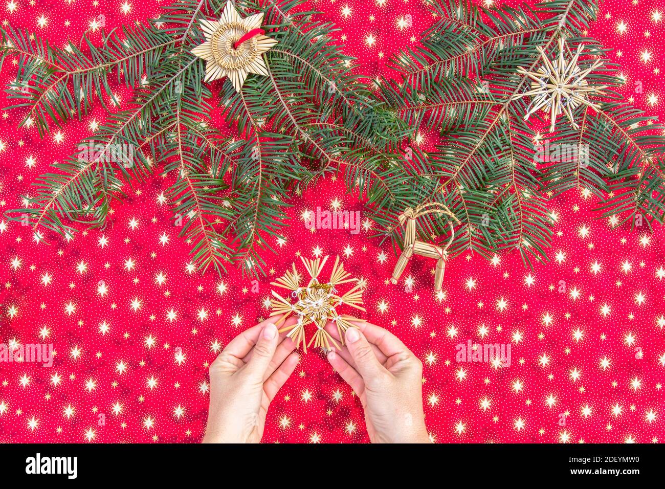 Weihnachten Hintergrund mit ländlichen Stroh Dekoration.Creating Weihnachten Ornament.Xmas bunten Hintergrund.Winter Urlaub saisonalen Dekor.Making DIY-Projekt Stockfoto