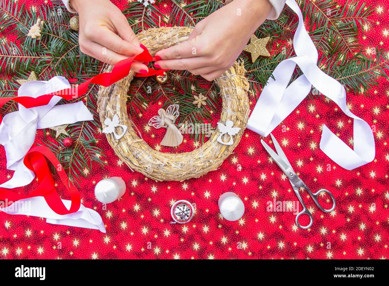 Handgemachte Weihnachtskranz mit Bändern.Schritt für Schritt, Tutorial.Xmas bunten Hintergrund.Winterurlaub saisonalen Dekor.Erstellen DIY-Projekt.Handwerk ac Stockfoto