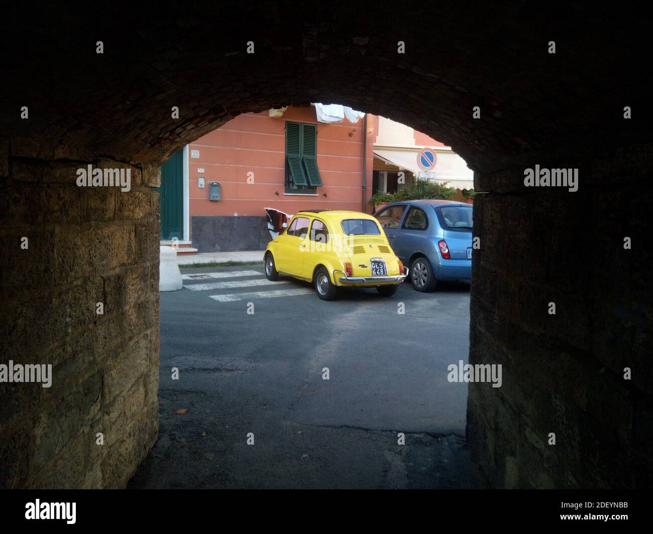 Five Lands, Italien - Sommer 2020: Ein ikonischer gelber Fiat Cinquecento in einer italienischen Straße geparkt Stockfoto