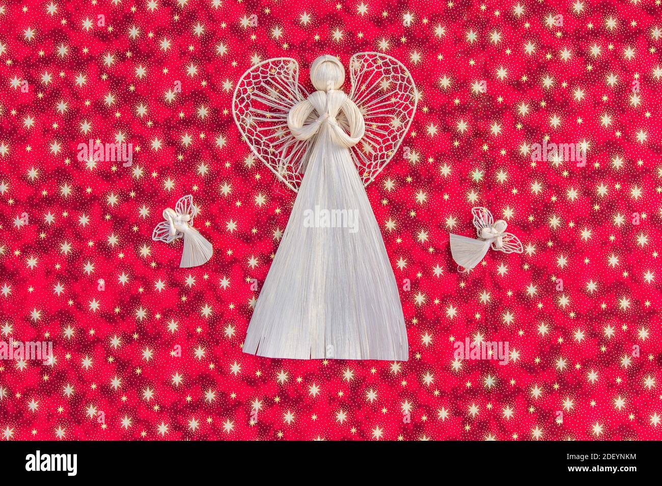 Stroh Weihnachtsdekoration.Eco freundlich ländlichen Ornament.Handmade Weihnachten Holzengel.Traditionelles Handwerk Produkt.Weihnachten Hintergrund.Winter Weihnachtszeit Stockfoto