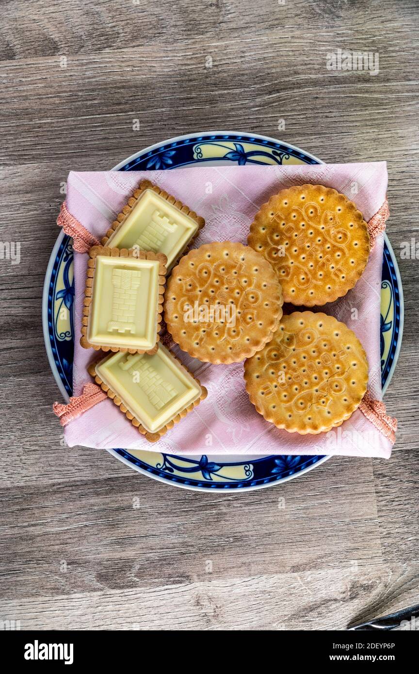 Speisekombination mit Keksen auf einem Holztisch von oben Stockfoto