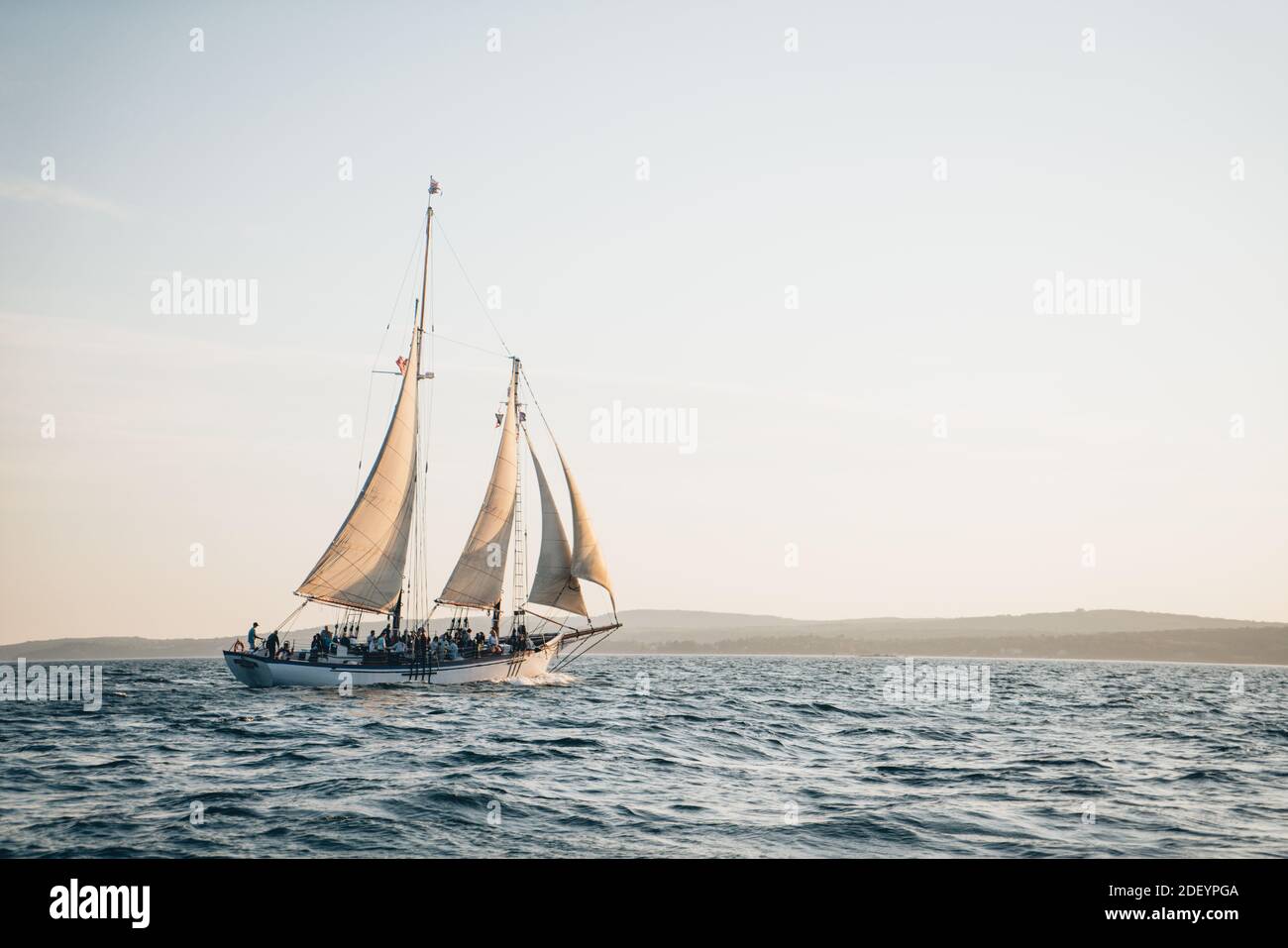 Ein Schoner segelt in der West Penobscot Bay, Maine während des späten Tages Stockfoto