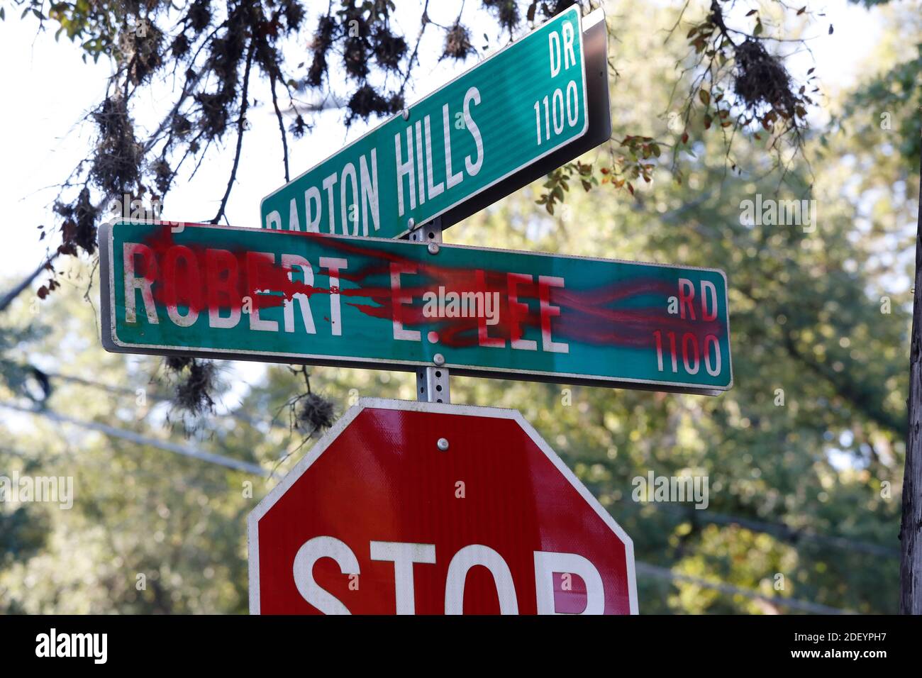 21. August 2017, Austin TX USA: Ein Straßenschild von Robert E. Lee in der Barton Hills Nachbarschaft verunreinigt, nachdem früher am Morgen Arbeiter entfernt vier Statuen von konföderierten Helden an der Universität von Texas. Lee war der kommandierende General der Konföderierten Staaten des amerikanischen Militärs. Stockfoto