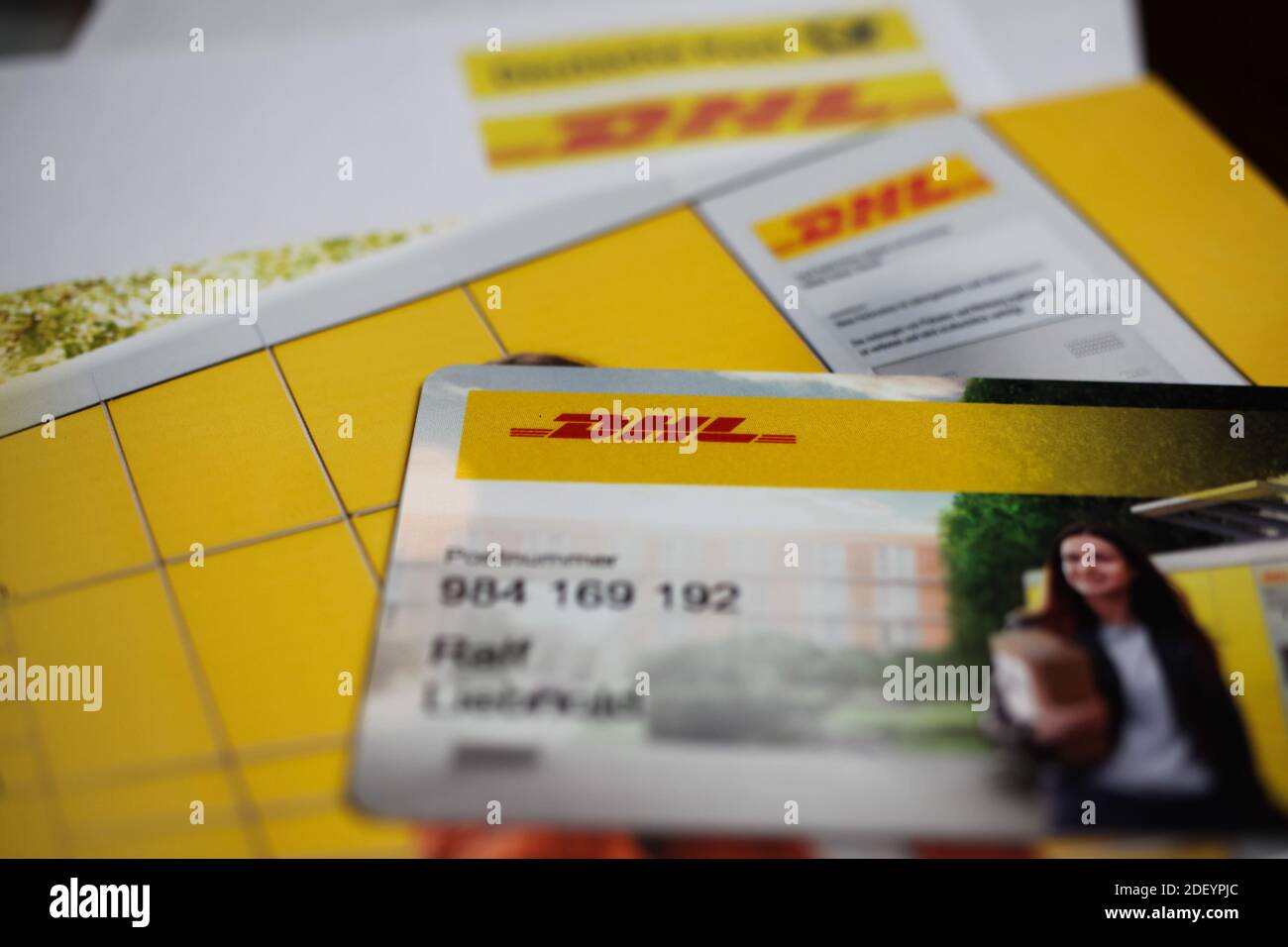 Viersen, Deutschland - 9. Mai. 2020: Nahaufnahme von DHL, Deutsche Post  Korrespondenz und Karte für die Beantragung von Paketen bei packstation  Stockfotografie - Alamy