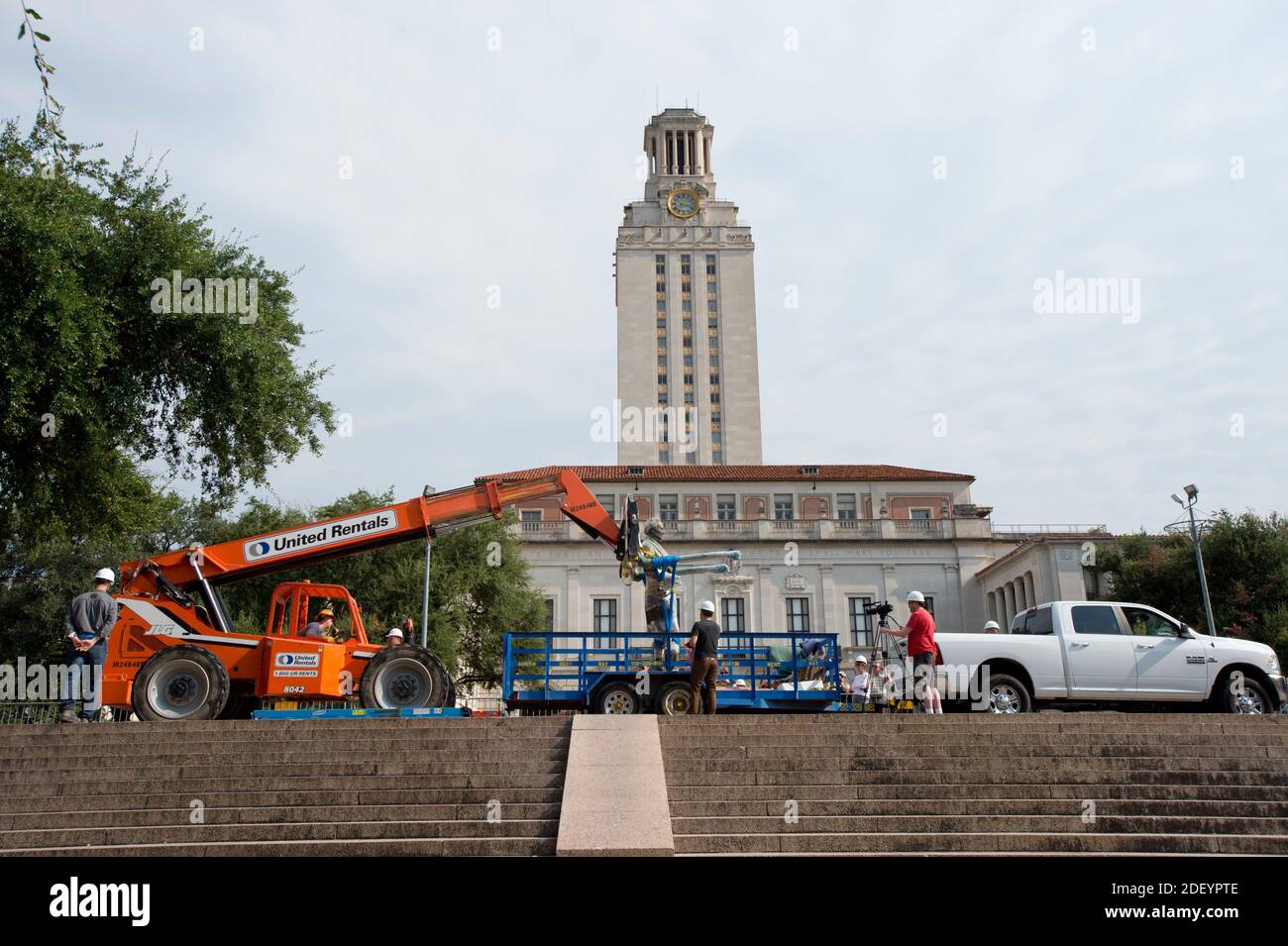 Eine Statue des konföderierten Führers JEFFERSON DAVIS aus dem Jahr 1933 wird am Sonntag aus der South Mall der University of Texas entfernt, nachdem UT-Präsident Gregory Fenves sie freiließ, um sie zusammen mit einer Begleitsstatue von Präsident Woodrow Wilson in einem Campus-Museum zu platzieren. Rassistisch motivierte Schießereien in den USA haben dazu aufgerufen, kulturelle Ikonen des Südkonföderierten zu überarbeiten. Stockfoto