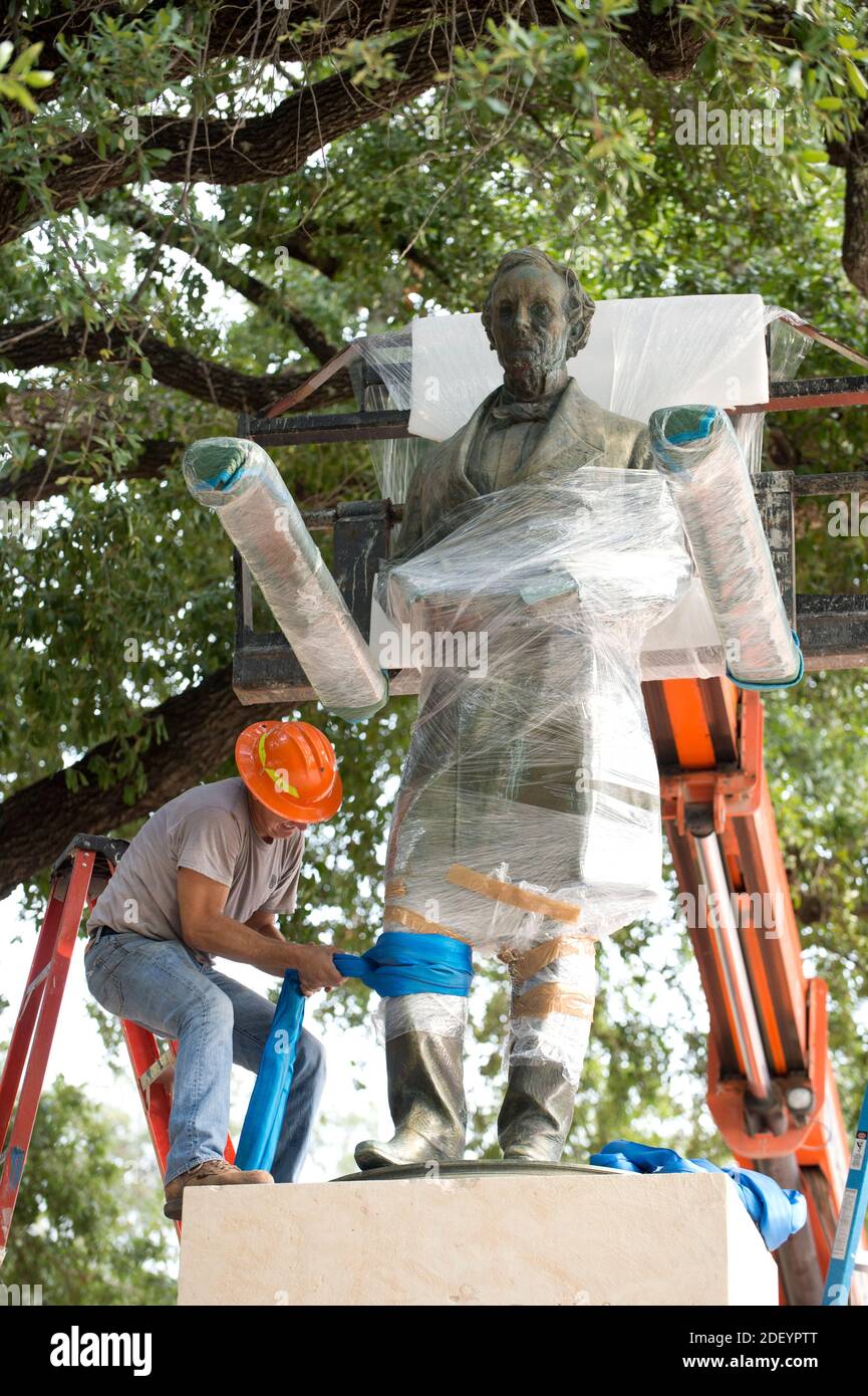 30. August 2015, Austin TX USAL EINE Statue der Konföderierten Staaten des amerikanischen Präsidenten Jefferson Davis aus dem Jahr 1933 wird von der South Mall der University of Texas am Sonntag entfernt, nachdem UT-Präsident Gregory Fenves angekündigt hatte, dass sie zusammen mit einer Begleitsstatue von Präsident Woodrow Wilson in einem Campus-Museum untergebracht werden würde. Rassistisch motivierte Schießereien in den USA haben eine erneute Untersuchung der kulturellen Ikonen des Konföderierten Südens ausgelöst. ©Bob Daemmrich Stockfoto