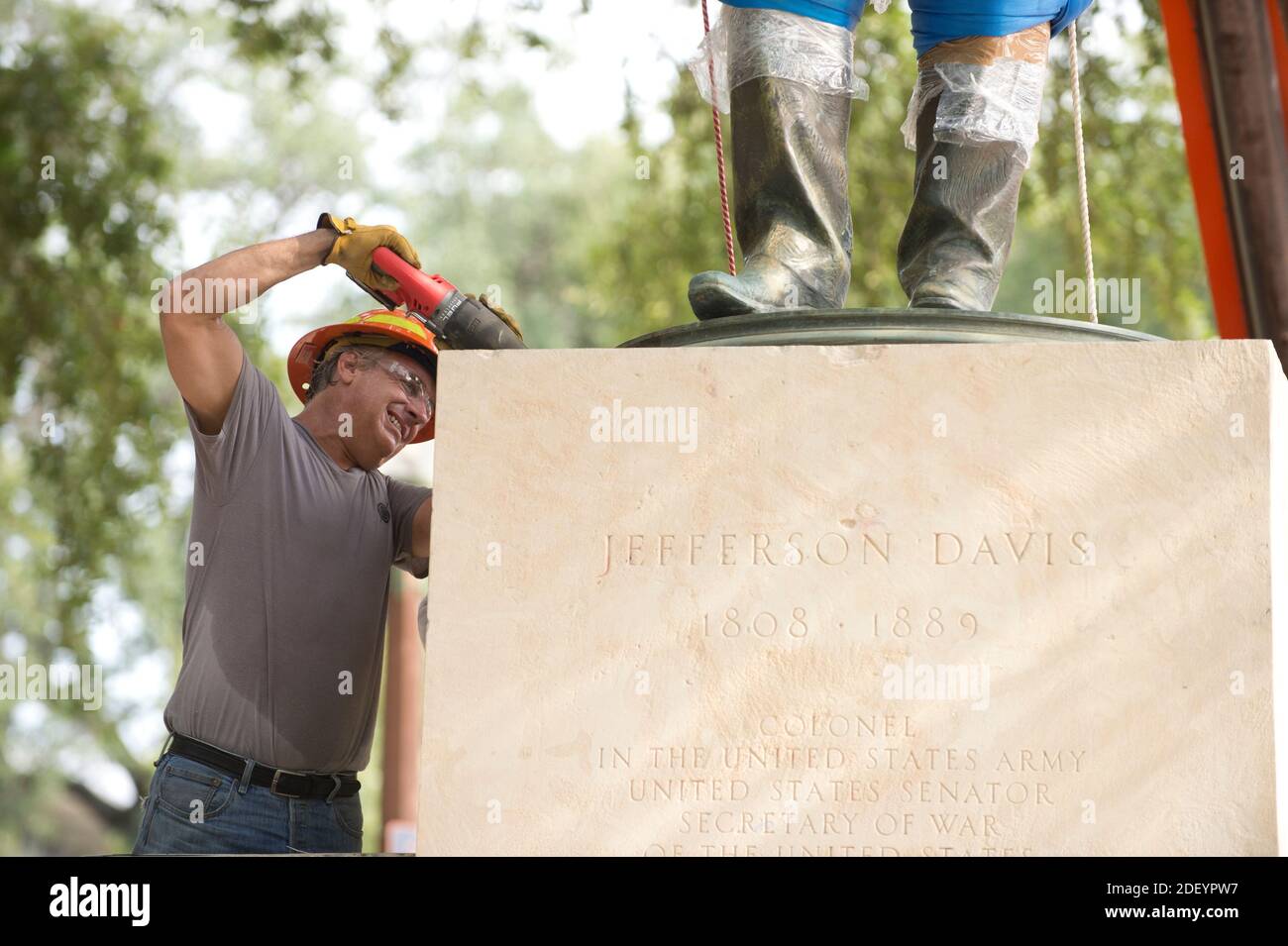 30. August 2015, Austin TX USAL EINE Statue der Konföderierten Staaten des amerikanischen Präsidenten Jefferson Davis aus dem Jahr 1933 wird von der South Mall der University of Texas am Sonntag entfernt, nachdem UT-Präsident Gregory Fenves angekündigt hatte, dass sie zusammen mit einer Begleitsstatue von Präsident Woodrow Wilson in einem Campus-Museum untergebracht werden würde. Rassistisch motivierte Schießereien in den USA haben eine erneute Untersuchung der kulturellen Ikonen des Konföderierten Südens ausgelöst. ©Bob Daemmrich Stockfoto
