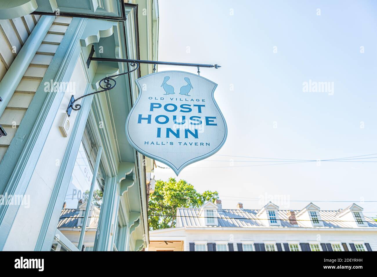 Mount Pleasant, USA - 11. Mai 2018: Charleston South Carolina Gegend mit Altstadt Straße und Post House Inn Hotel kleines Schild für Gebäude Eingang Stockfoto