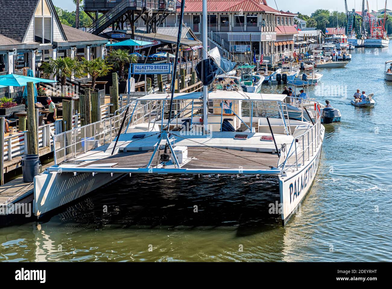 Mount Pleasant, USA - 11. Mai 2018: Charleston South Carolina SC Gegend mit Restaurants an der Bucht Shem Creek und Palmetto Breeze Boot Stockfoto