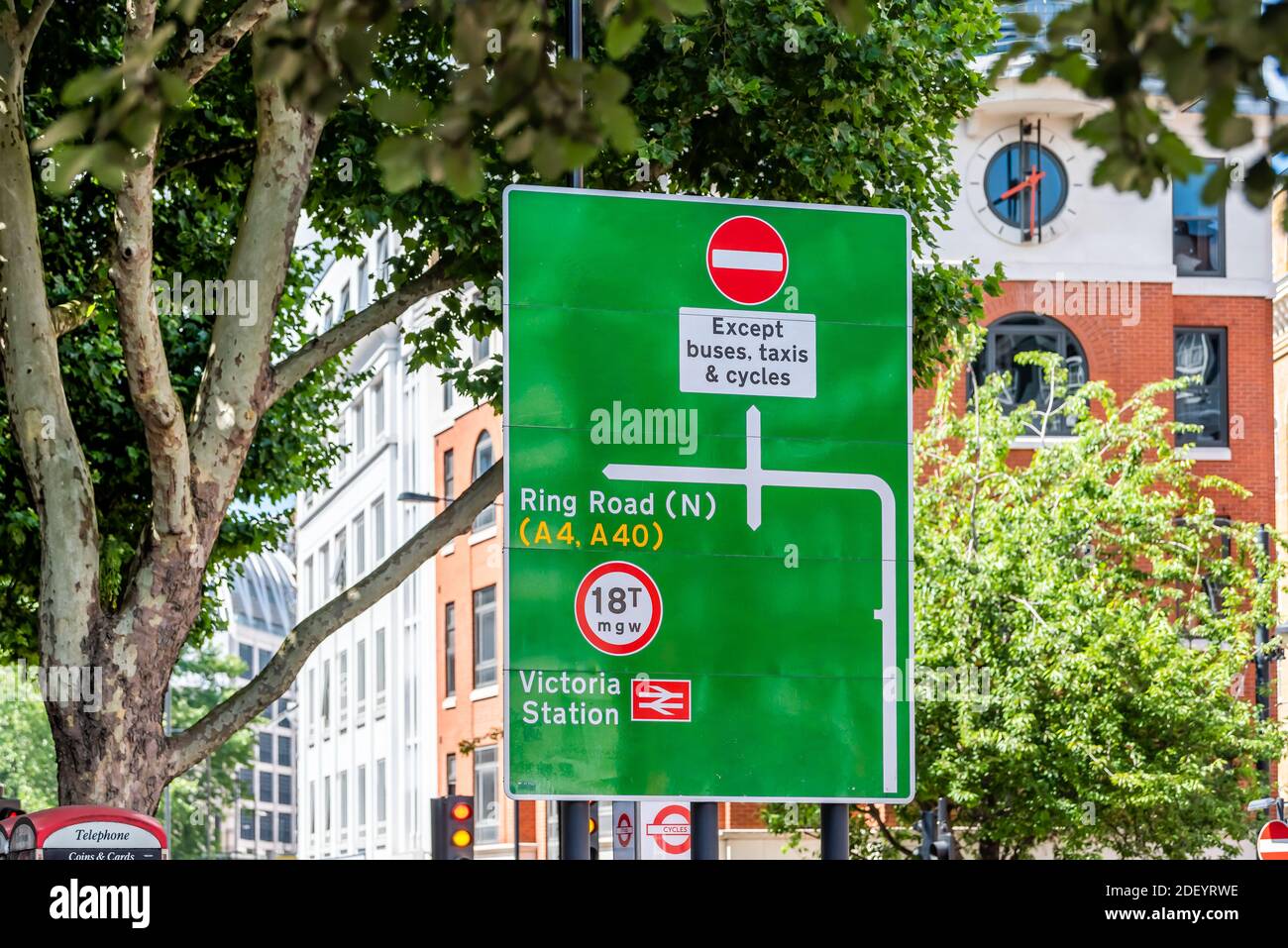 London, Großbritannien - 21. Juni 2018: Victoria Station Schild in Großbritannien in Pimlico Westminster Gegend mit Verkehrszeichen Richtung Ring Road Stockfoto