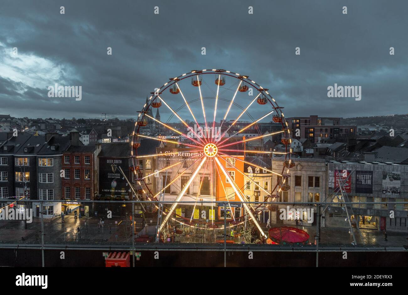 Cork City, Cork, Irland. Dezember 2020. Ein 30 Meter hohes Riesenrad wurde auf der Grand Parade als Teil von GLOW, EINER Cork Christmas Celebration, die am 02. Dezember eröffnet wurde und bis Weihnachten laufen wird, installiert. Organisiert vom Cork City Council zieht das Festival jedes Jahr Tausende in die Stadt. Kredit; David Creedon / Alamy Live Nachrichten Stockfoto