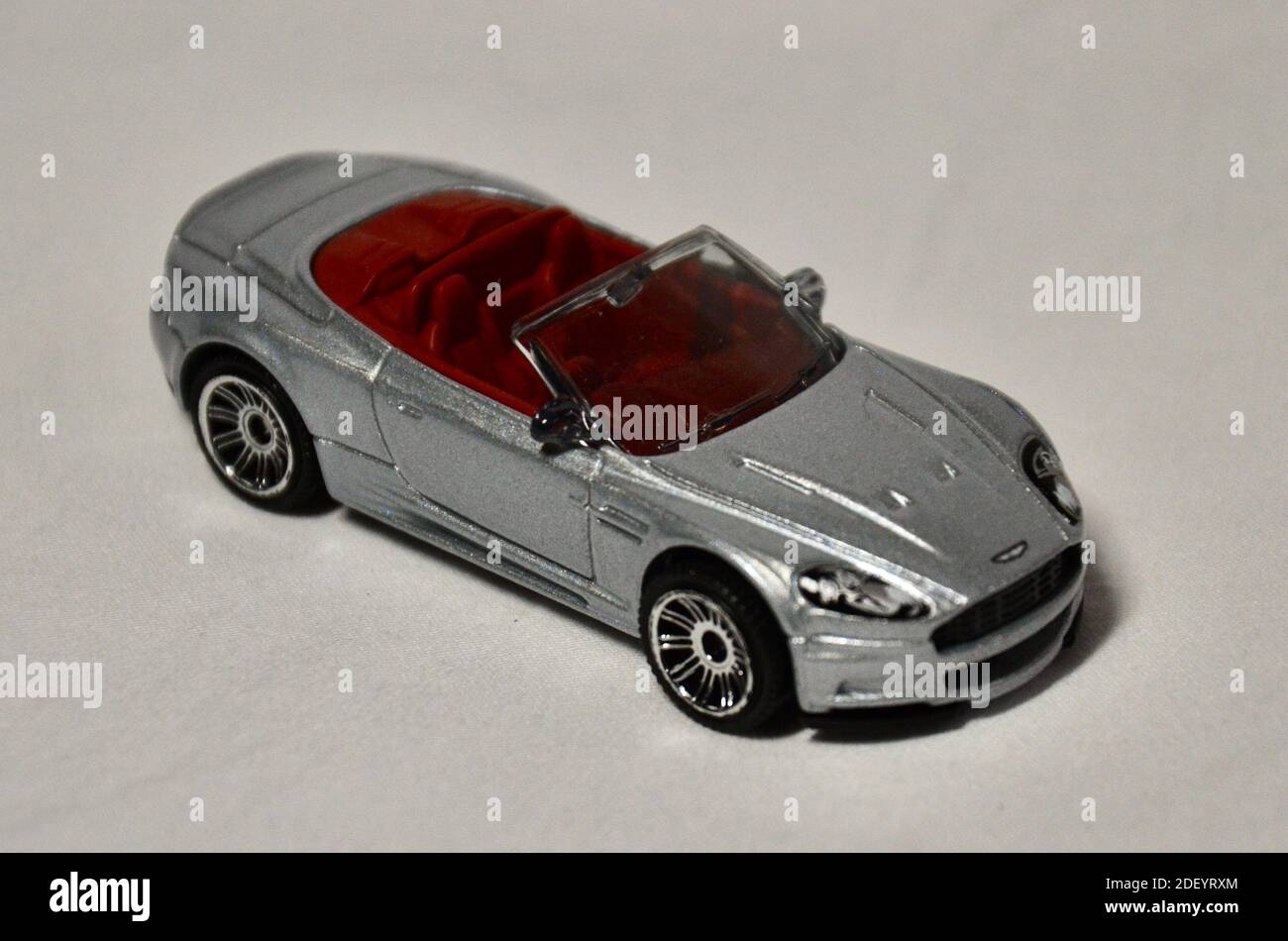 Dies ist ein Foto von einem schönen Hot Wheels Aston Martin DBS Volante. Ein sehr geschmackvolles Auto! Stockfoto