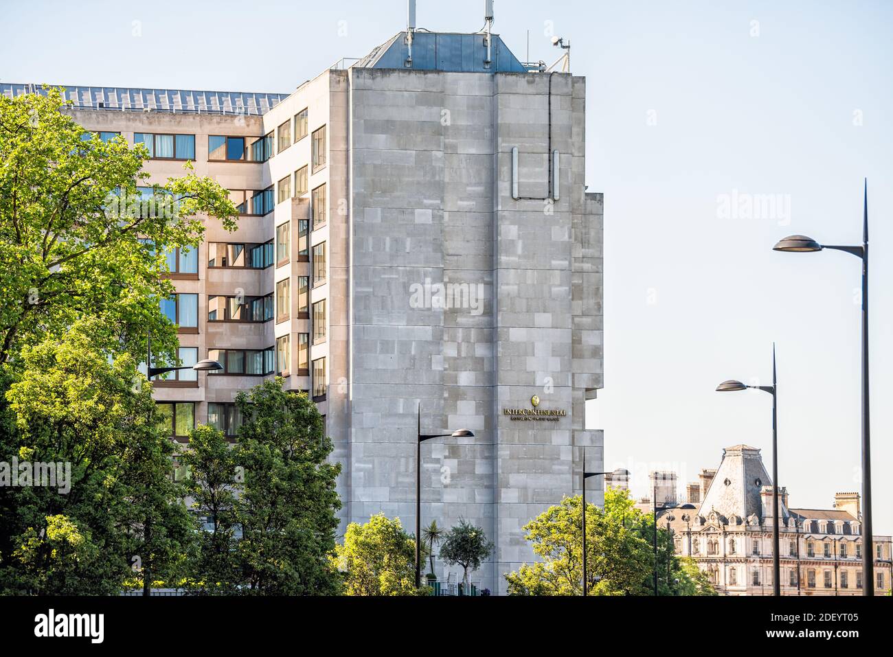 London, Großbritannien - 22. Juni 2018: Blick auf Intercontinental Hotel Gebäude Architektur und Zeichen in sonnigem Sonnenlicht Sonnenuntergang im Sommer mit grünen Bäumen und blau Stockfoto