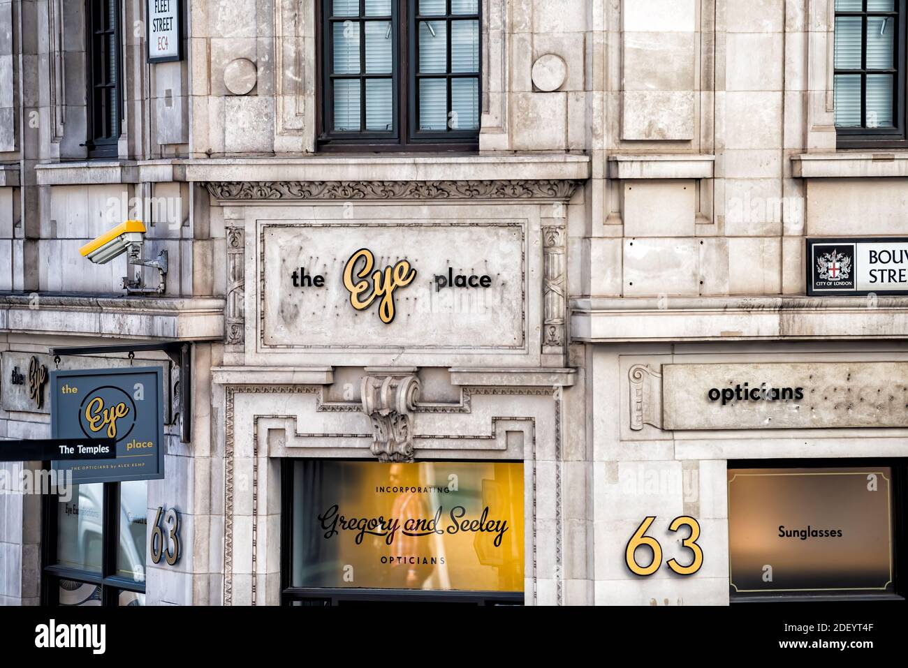 London, Großbritannien - 22. Juni 2018: Fleet Street Road im Zentrum der Innenstadt mit Schild für den Eye Place Gregory und Seeley Optikers Stockfoto