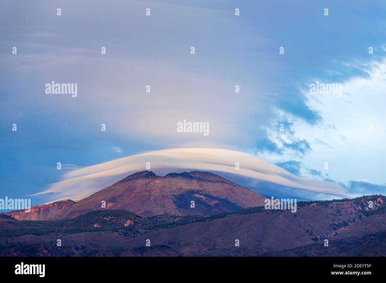 Linsenförmige Wolkenformen über dem Teide von Playa San Juan aus gesehen, Teneriffa, Kanarische Inseln, Spanien, Stockfoto