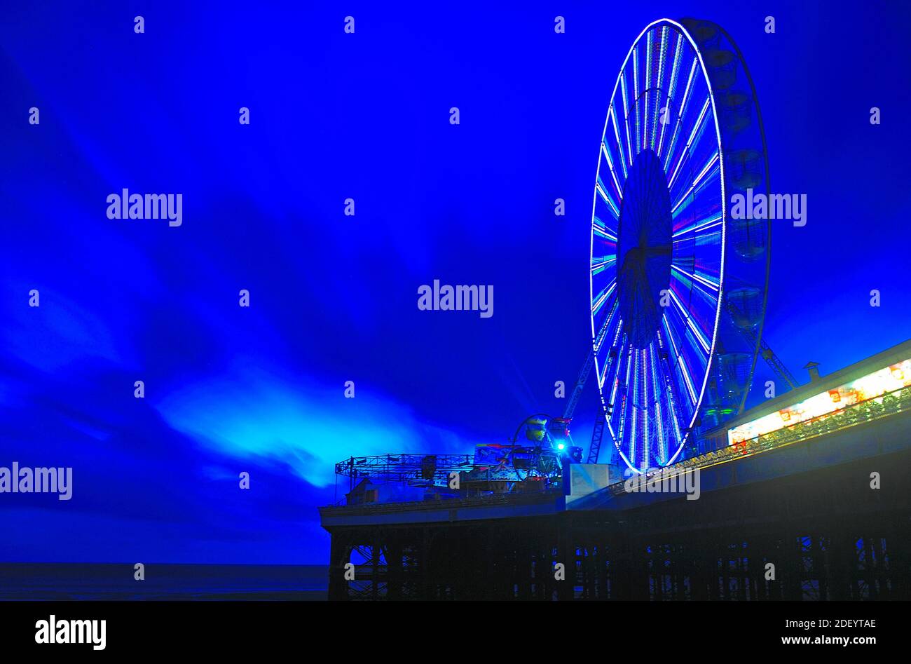 Blackpool Illuminations erstrahlen am Ende der zweiten Sperre 2020 wieder. Die Lichter, die ursprünglich für weitere zwei Monate leuchten sollten, wurden am 3. November abgeschaltet, weil die zweite Sperre in Kraft trat. Hoffentlich leuchten sie nun über die Weihnachtszeit und bis Anfang 2021 Stockfoto