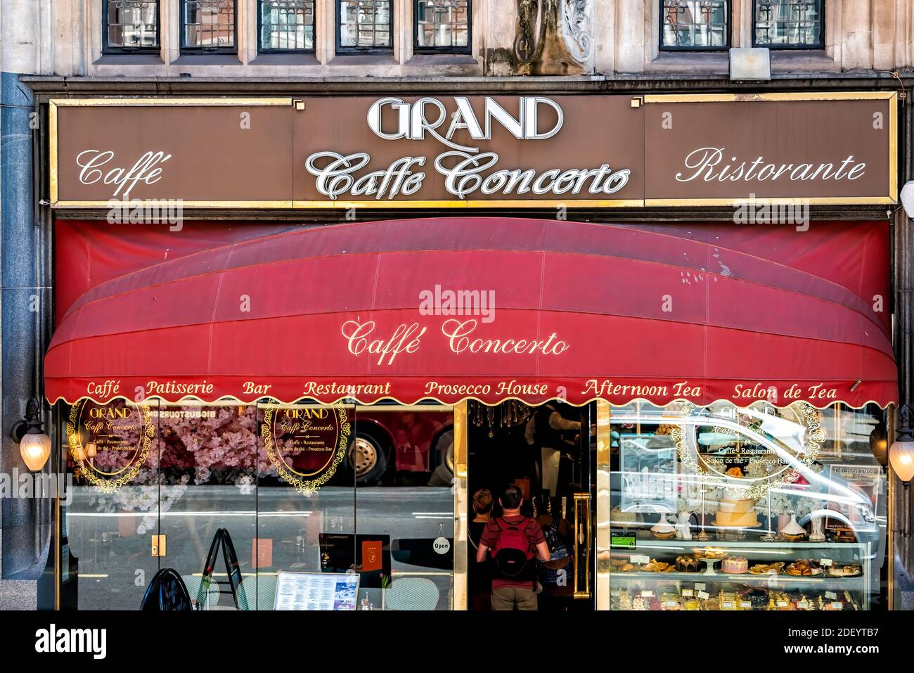 London, Großbritannien - 22. Juni 2018: Italienisches Café Caffe Concerto Restaurant mit rotem Retro-Vintage-Design am Gebäudeeingang und Menü auf Whitehall Road STREE Stockfoto