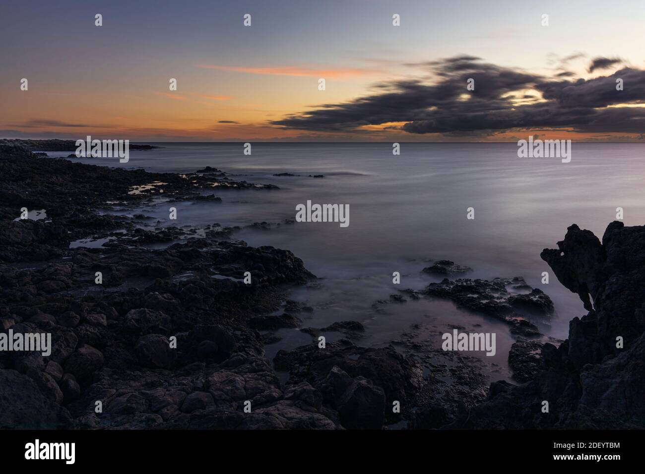 Abendlicht über dem atlantik entlang der Küste von Palm Mar, Teneriffa, Kanarische Inseln, Spanien Stockfoto