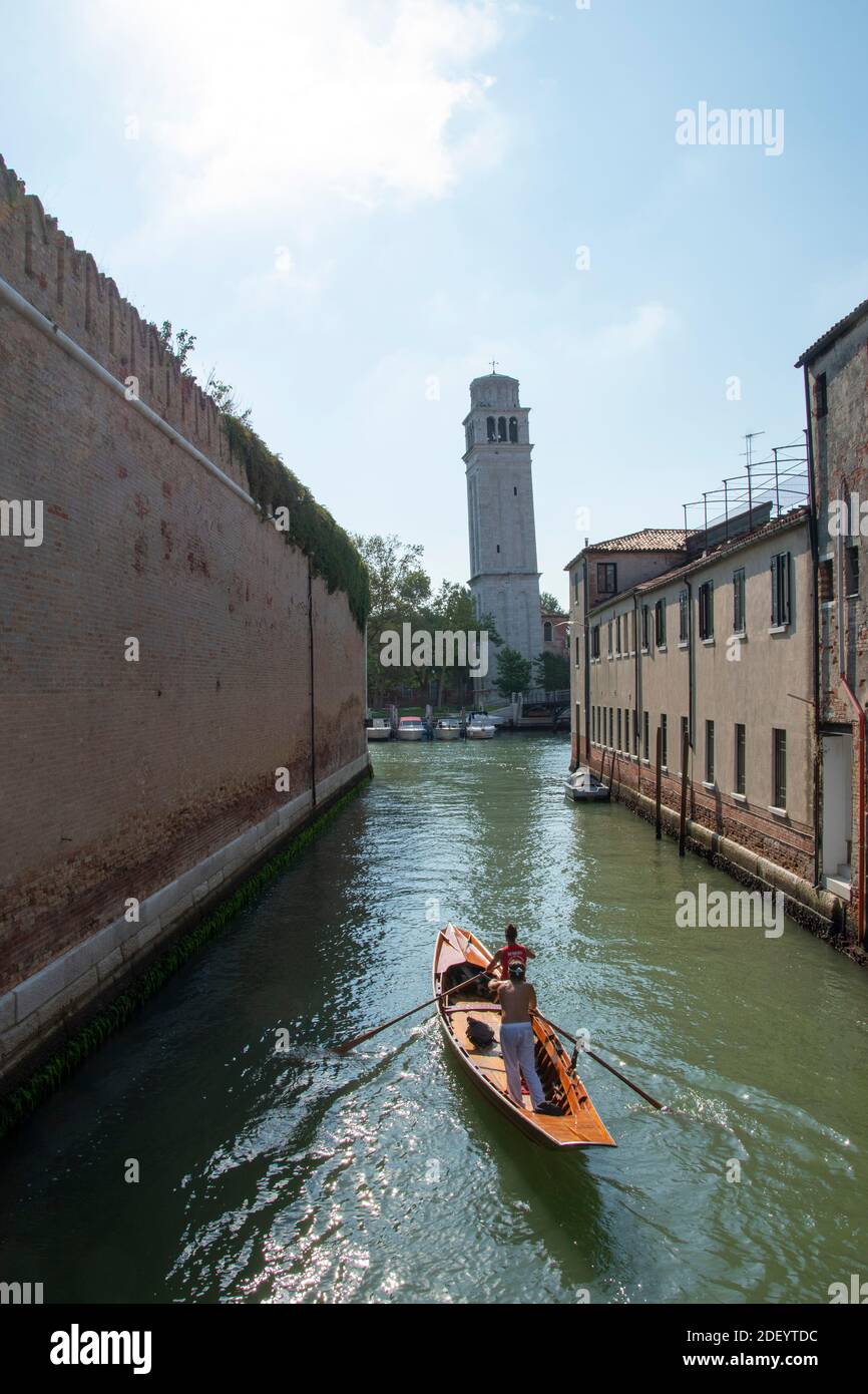Sestiere di Castello in Venedig mit seinen charakteristischen Gebäuden, mit Kanälen, Brücken und Gassen. Stockfoto