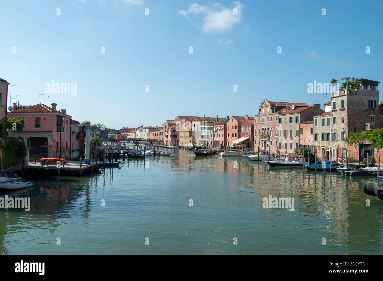 Sestiere di Castello in Venedig mit seinen charakteristischen Gebäuden, mit Kanälen, Brücken und Gassen. Stockfoto