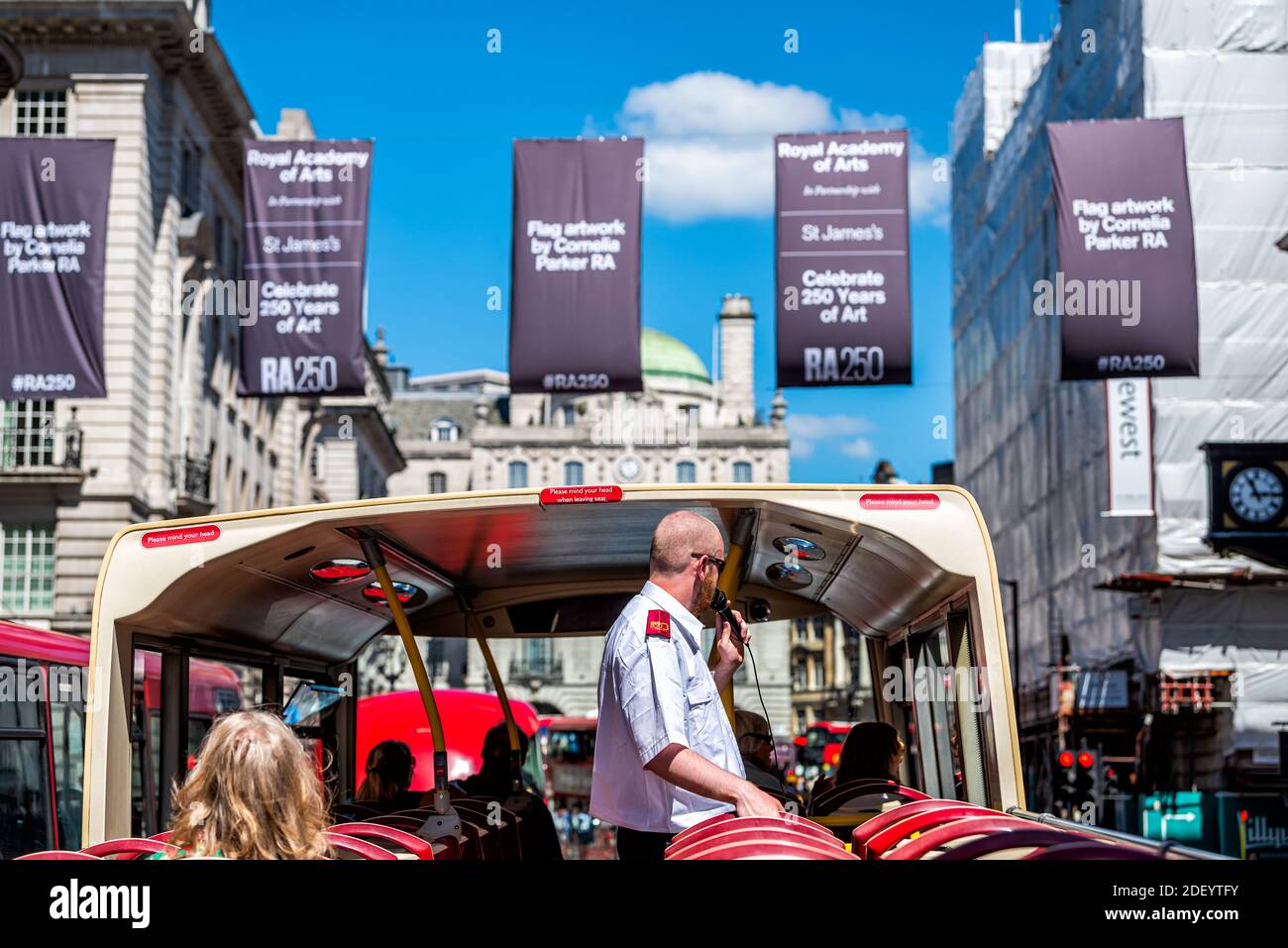 London, Großbritannien - 22. Juni 2018: Piccadilly Street mit vielen Fahnen Banner und Sicht von roten Doppeldecker großen Bus und Tour Guide Stockfoto