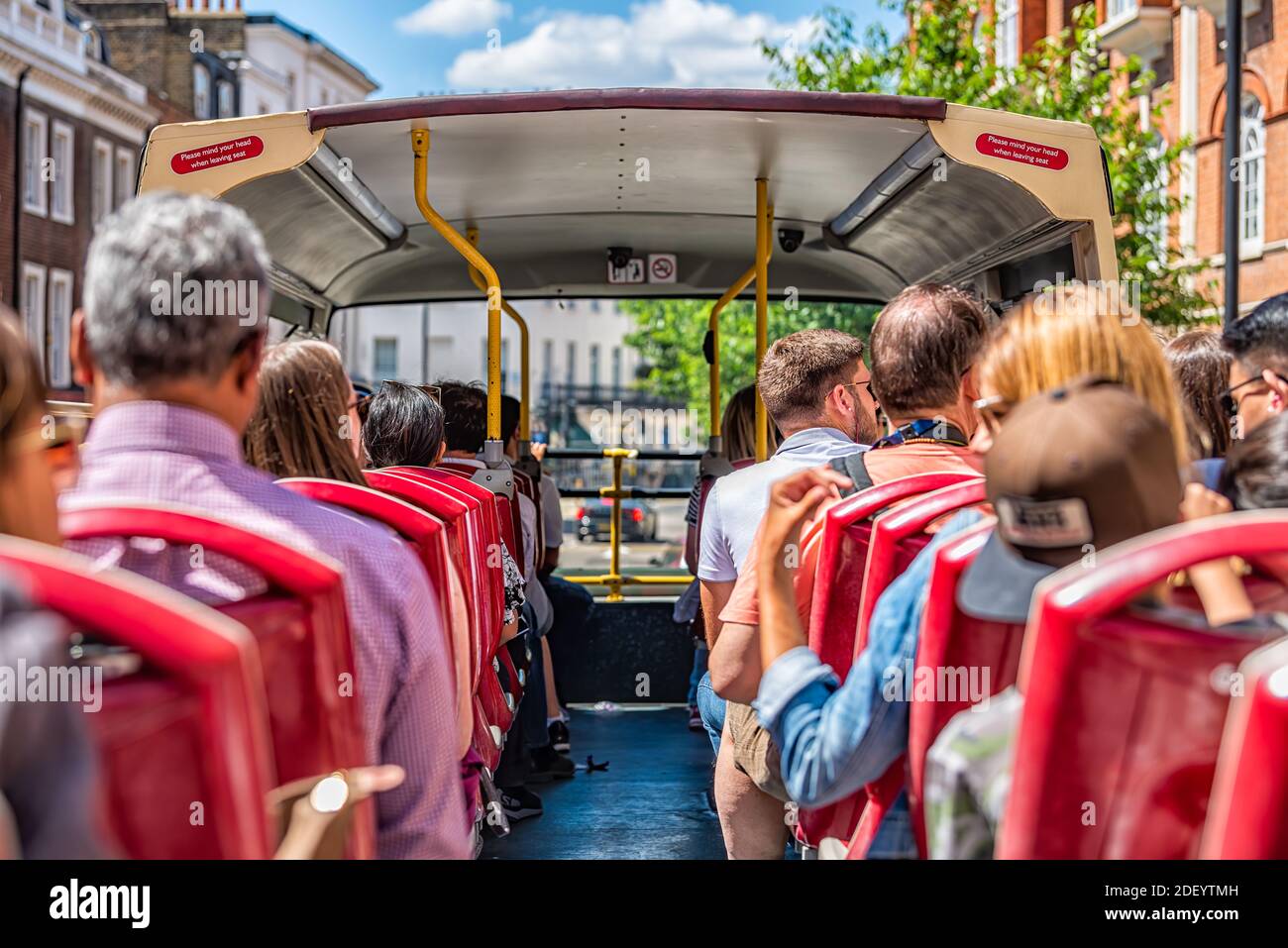 London, Großbritannien - 22. Juni 2018: Rückseite der Menschen Touristen sitzen auf Sitzen Blick auf die Stadt auf der Straße Doppeldecker roten großen Bus Stockfoto