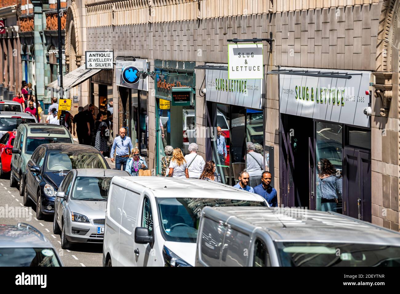 London, Großbritannien - 22. Juni 2018: Artillery Row Street Road in der Innenstadt mit Barclays Bankfiliale und Slug und Salatläden Schilder Stockfoto