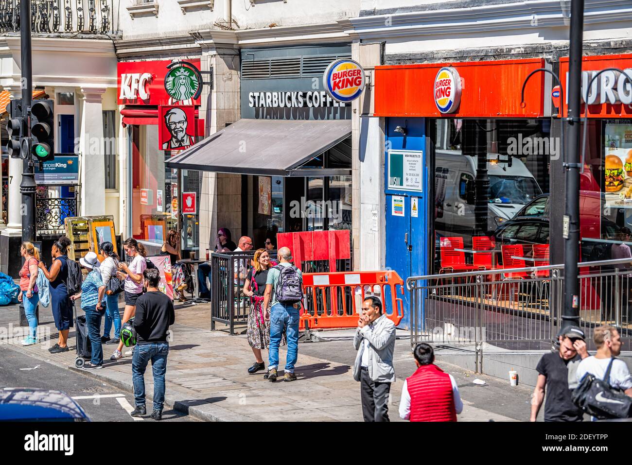 London, Großbritannien - 22. Juni 2018: Blick auf Fast-Food-Restaurants mit Burger King, kfc, auf Gloucester Road Street in Kensington und Menschen zu Fuß Stockfoto