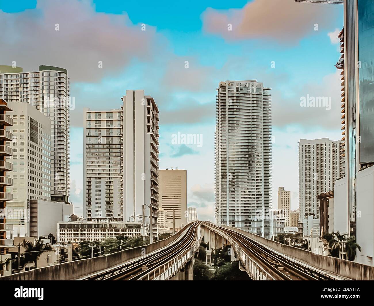 Blick auf das Finanzviertel, Wolkenkratzer und metrorail in Miami, Florida, USA.Moderne öffentliche Verkehrsmittel.Schnelle Weg rund um Downtown Miami.E Stockfoto