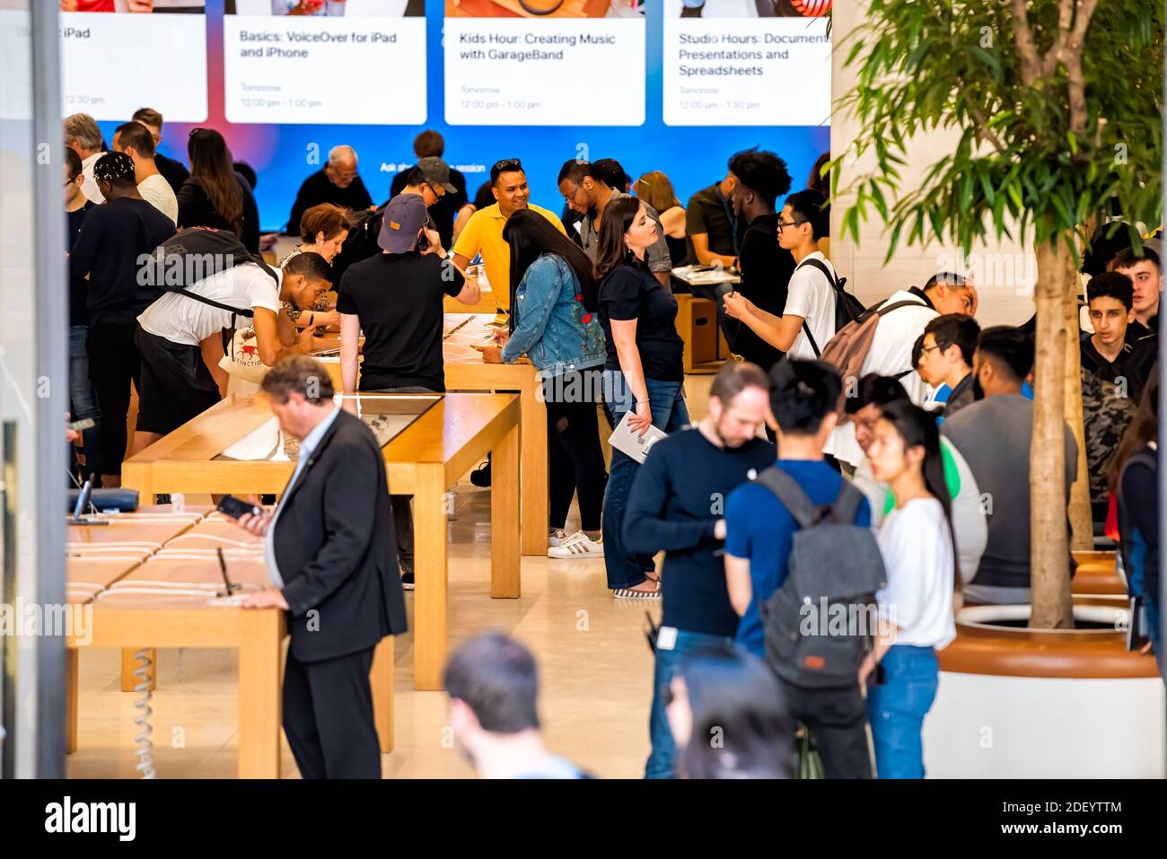 London, Großbritannien - 22. Juni 2018: Apple Store in London mit Menschen im Inneren Blick auf moderne iphone-Technologie Stockfoto