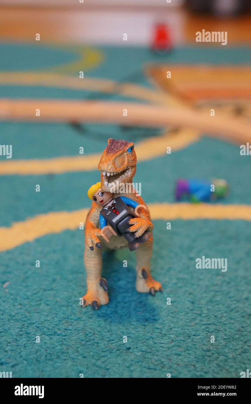 POZNAN, POLEN - 01. Jan 2018: Spielzeugdinosaurier-Figur mit einer Spielzeugfigur Stockfoto