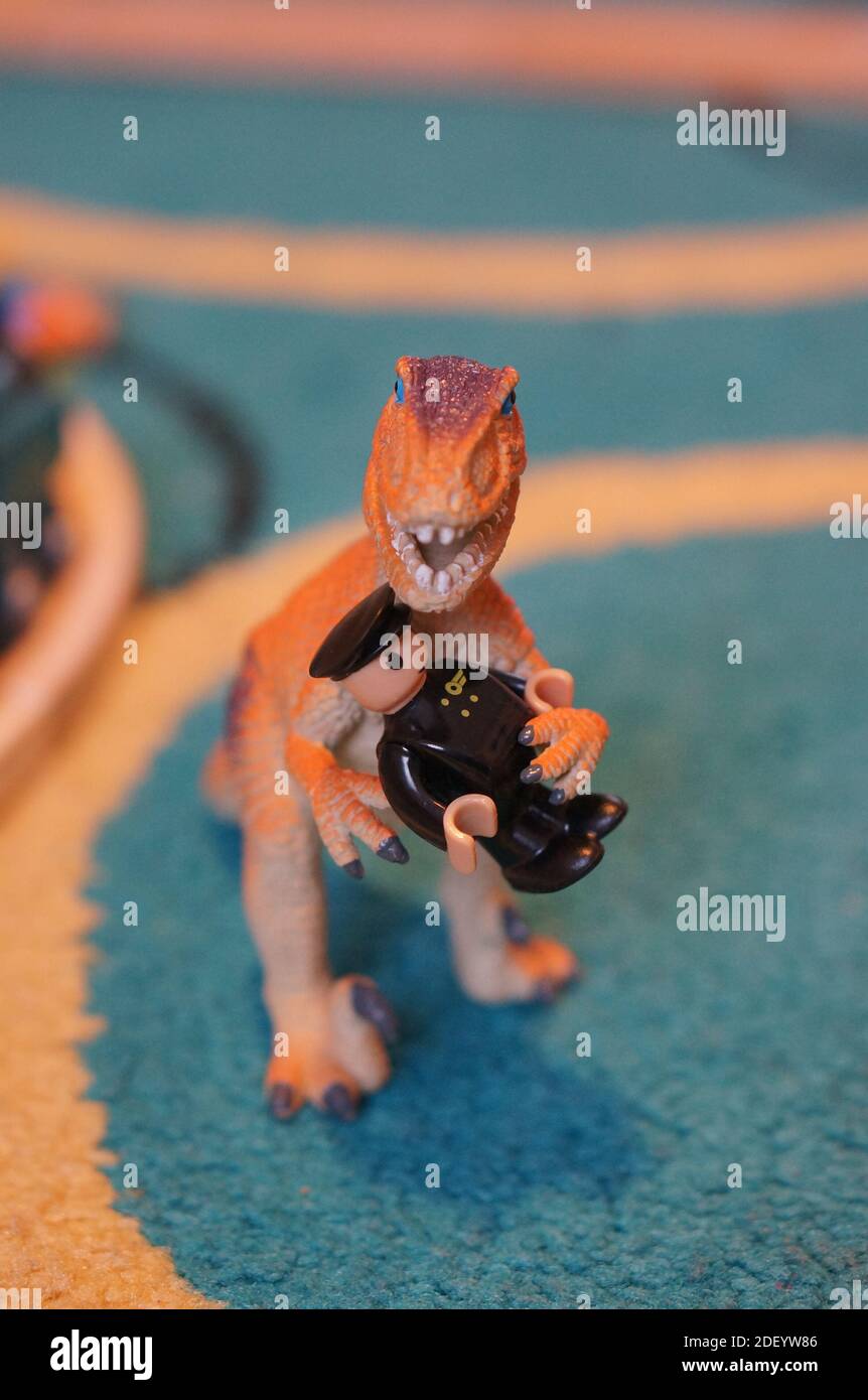 POZNAN, POLEN - 01. Jan 2018: Spielzeugdinosaurier-Figur mit einer Spielzeugfigur Stockfoto