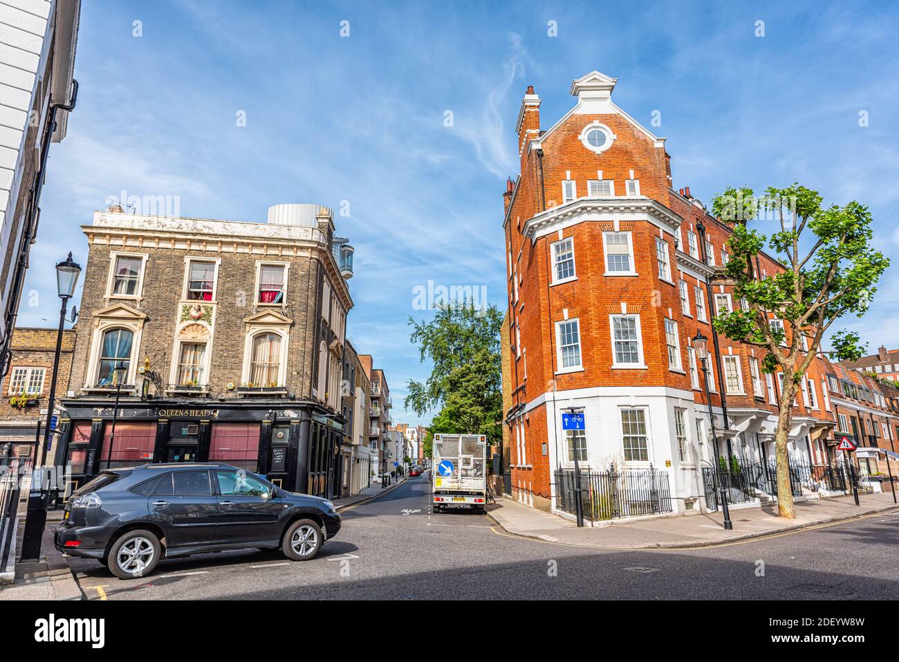 London, Großbritannien - 24. Juni 2018: Elystan Place und Tryon Street Road in West Chelsea Wohnviertel mit rotem Backstein Reihenhaus von Homosexuell LGBT Stockfoto
