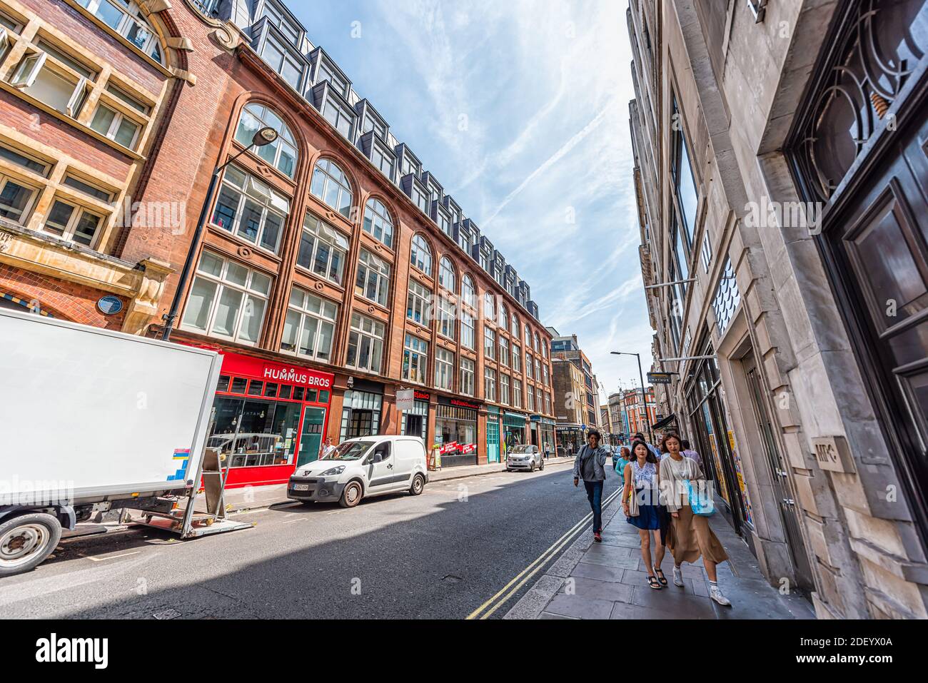 London, Großbritannien - 24. Juni 2018: Wardour Street Road mit Menschen zu Fuß durch Geschäfte, Geschäfte und Restaurants im Sommer in Soho, West End Viertel von Stockfoto