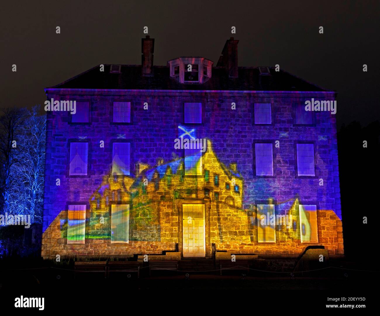 Royal Botanic Garden, Edinburgh, Schottland Großbritannien. Dezember 2020. Weihnachten im Botanics öffnen heute enthüllt eine Reihe von magischen Lichtinstallationen inspiriert von allen Dingen Weihnachten. Die Veranstaltung bietet eine schillernde Anzeige von Lichtern, Projektionen und Lasern, die eine Meile lange nach-Dunkelheit Extravaganz begrüßt zurück einige der beliebtesten Installationen des Gartens, einschließlich der Kathedrale des Lichts und Laser Garden. Im Einklang mit Schottlands neuen Covid-19 lokalen Schutzstufen und Reisebeschränkungen. Der Trail läuft vom 2. Dezember 2020 bis zum 3. Januar 2021. Quelle: Arch White/Alamy Live News Stockfoto