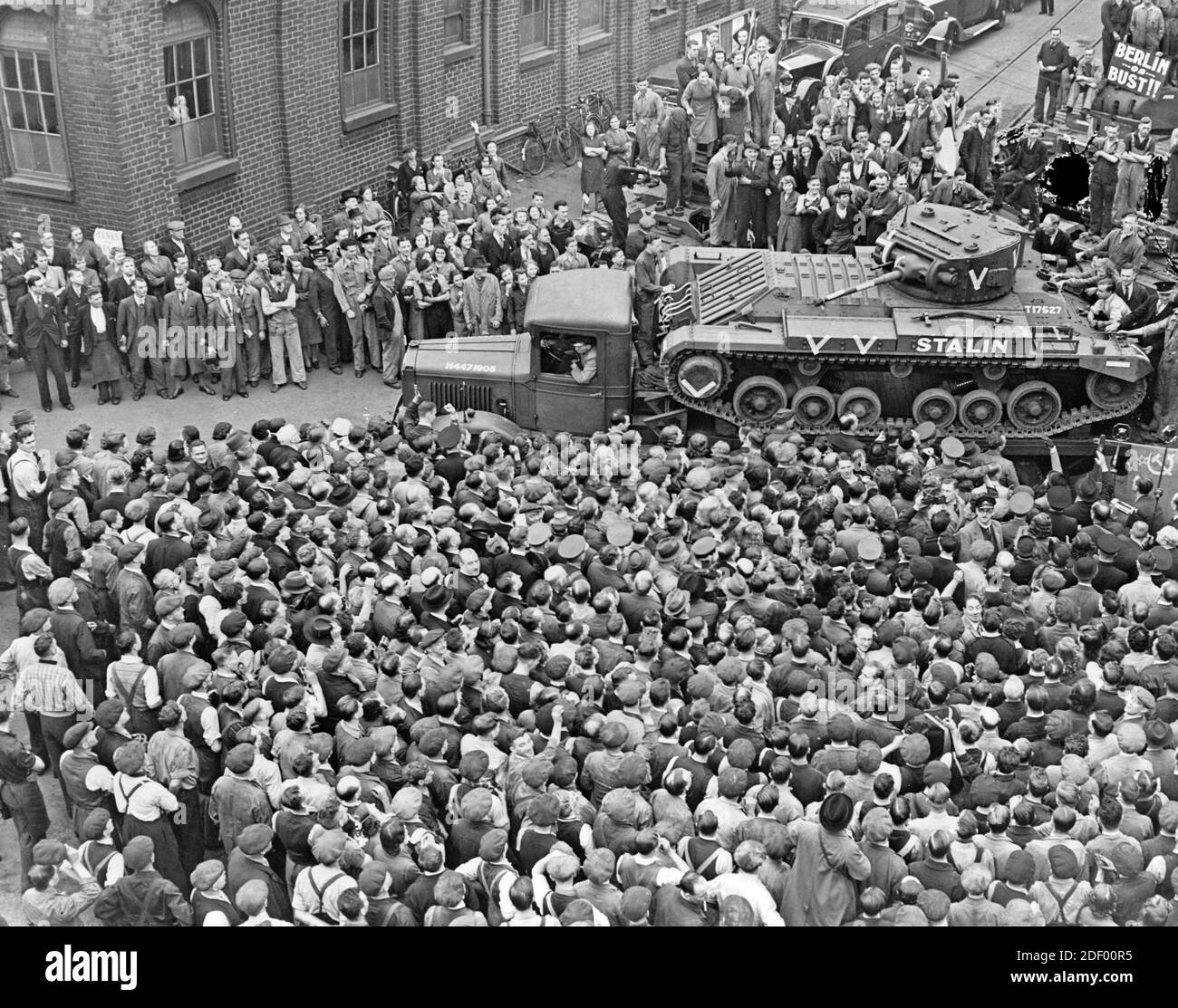 Massen von Menschen und eine Ehrenwache von Panzern, Treffen mit M. Maisky, sowjetischer Botschafter, und Mitgliedern der russischen Militärmission, als sie in einer Panzerfabrik irgendwo in Großbritannien (?) ankamen, wo die Panzerproduktion der Woche für Russland ist, mit dem "talin" Tank, Die gerade von Madame Maisky getauft worden war Stockfoto