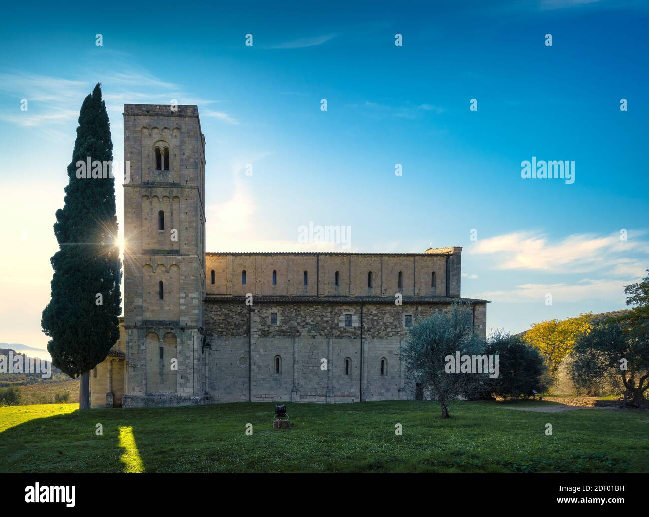 Sant Antimo Abtei am Morgen, Oliven-und Zypressen. Montalcino. Toskana, Italien Stockfoto