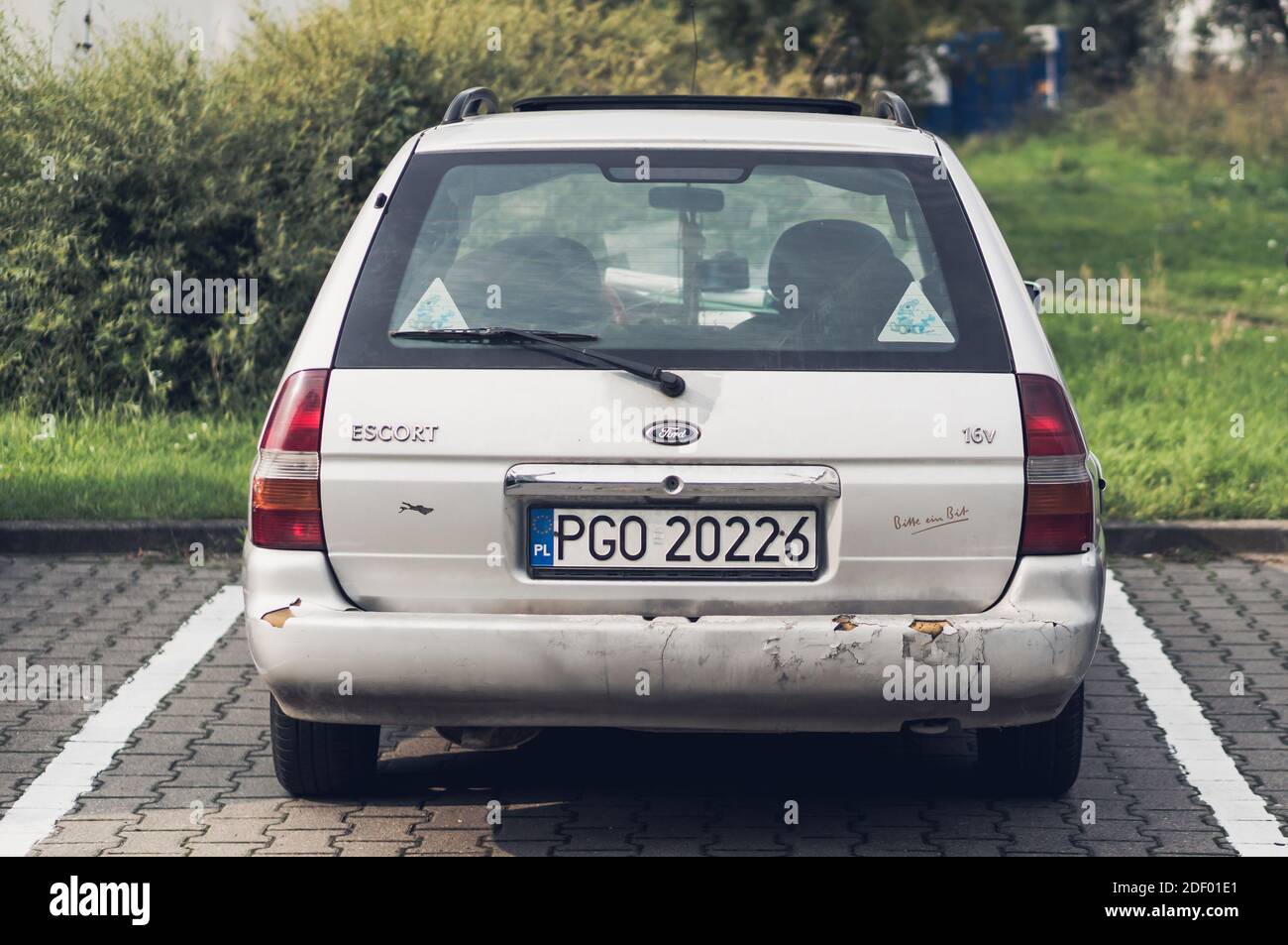 POZNAN, POLEN - 11. Sep 2017: Geparkt alten Ford Escort Auto auf einem Parkplatz in klassischen Film-Look Stockfoto