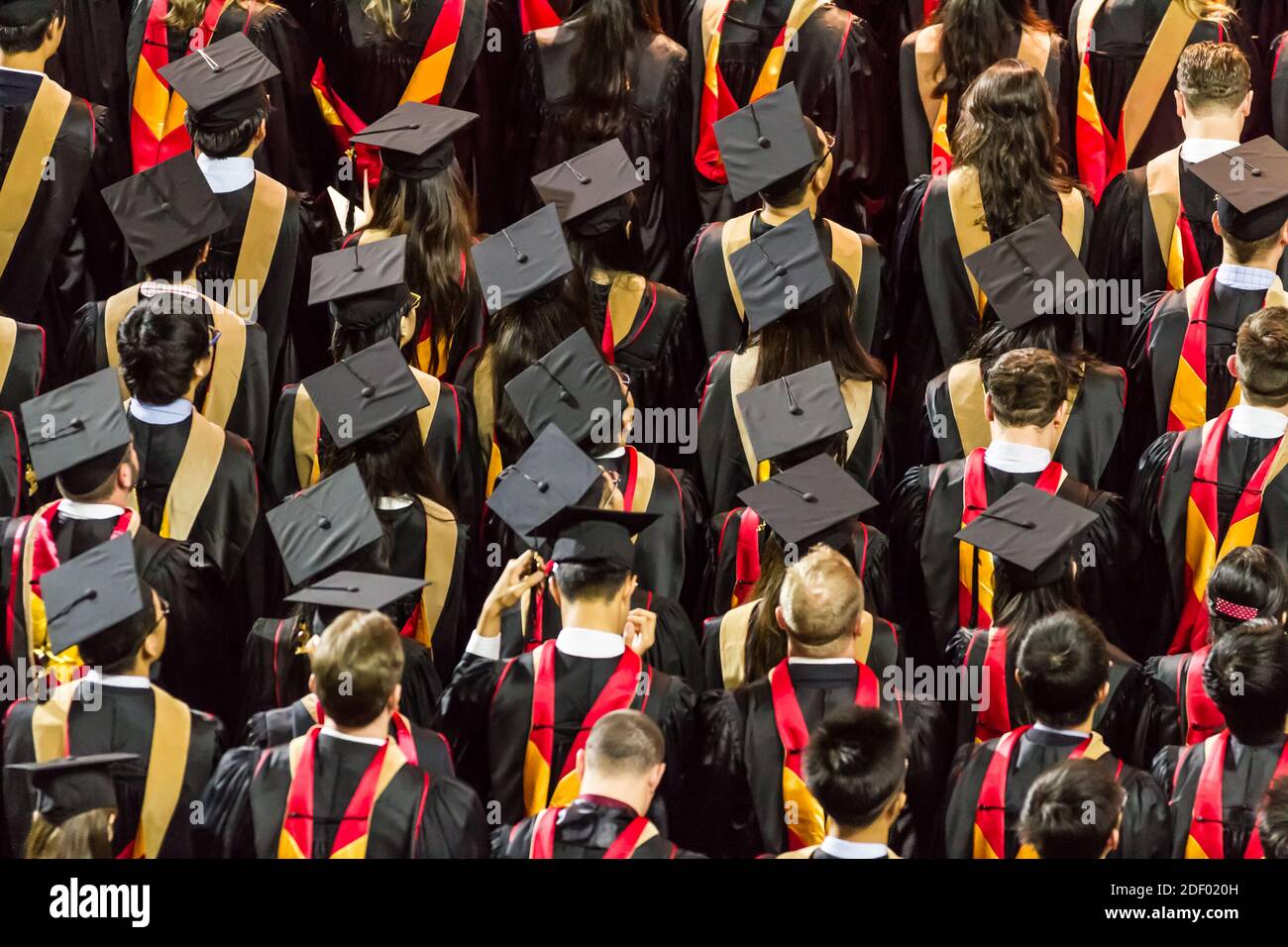 Absolventinnen und Absolventen III - Absolventinnen und Absolventen beobachten das Verfahren. Denver, Colorado, USA Stockfoto